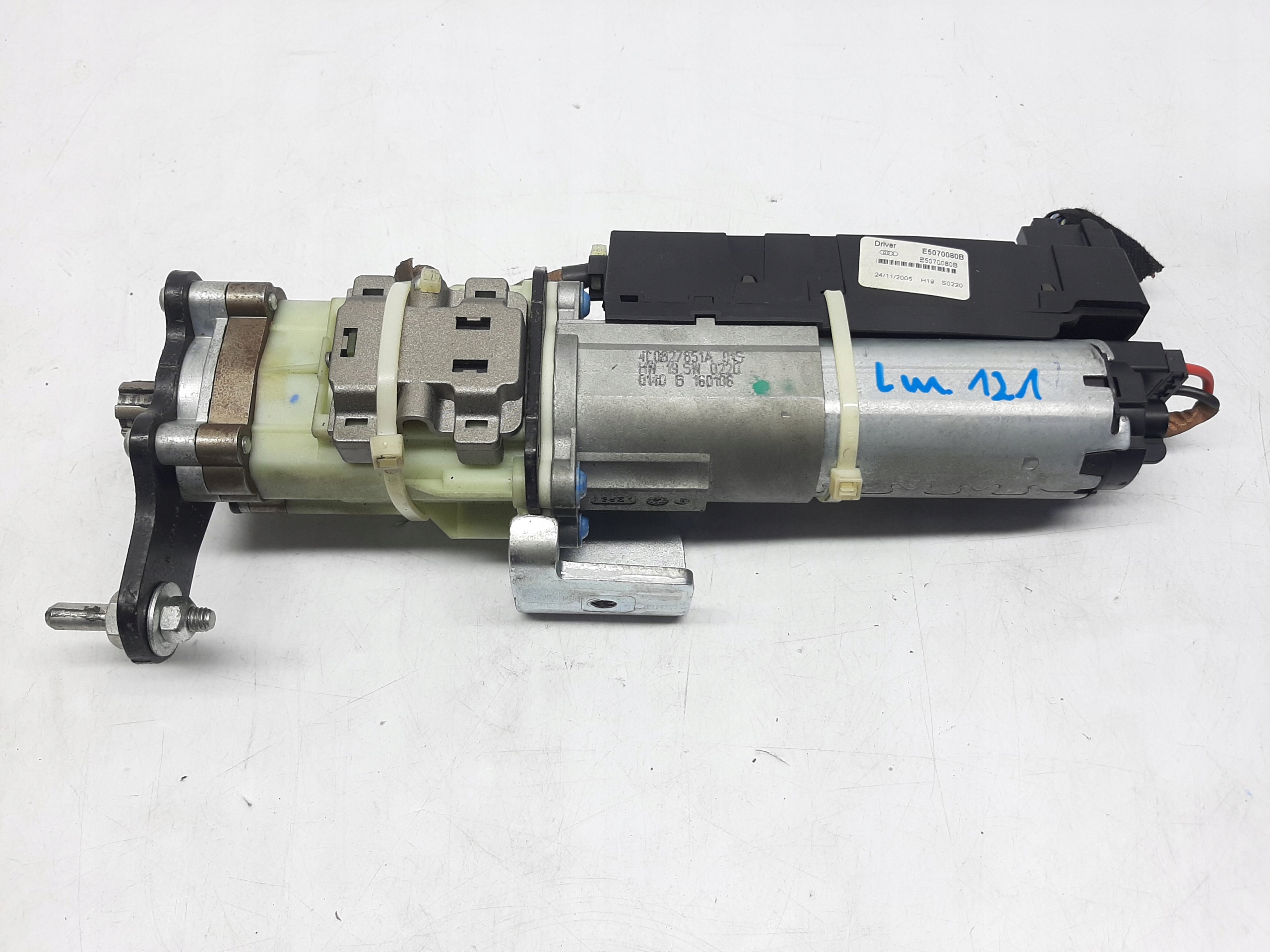 AUDI Q7 4L SIŁOWNIK KLAPY BAGAŻNIKA LEWY 4L0827851A