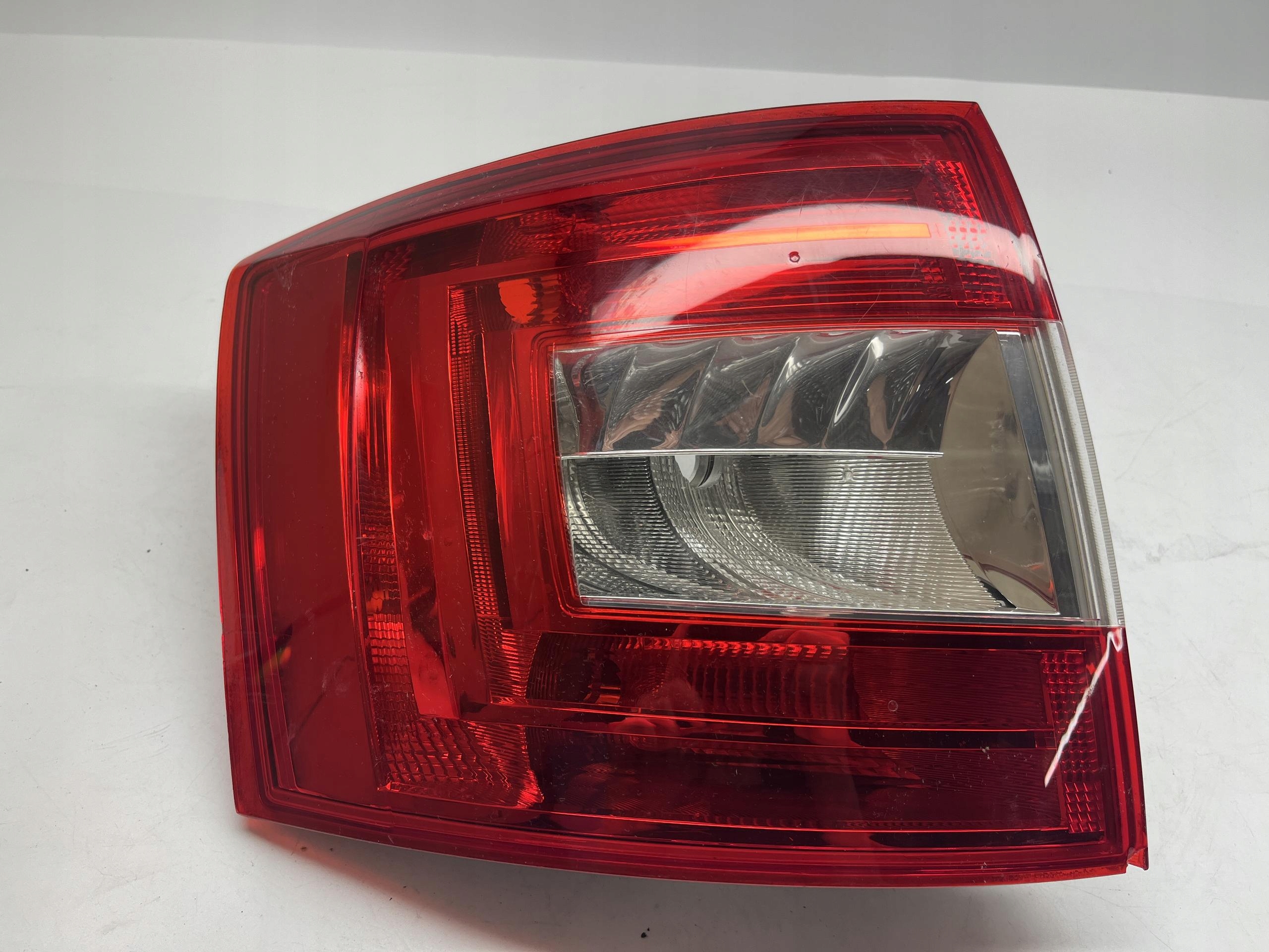 SKODA OCTAVIA 3 kombi lampa tył lewa 5E9945095
