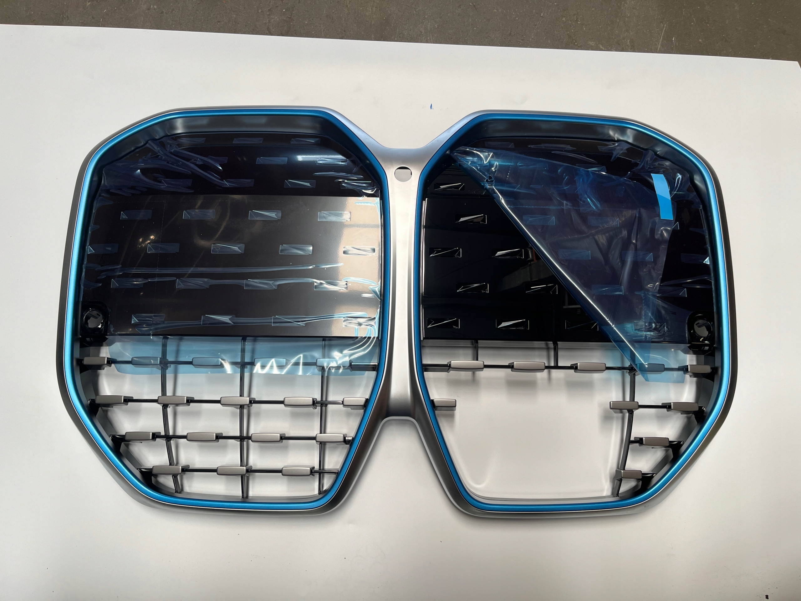 BMW Seria 4 G26 Coupe Kratka Grill Atrapa Srebrno Niebieska Kamera Radar
