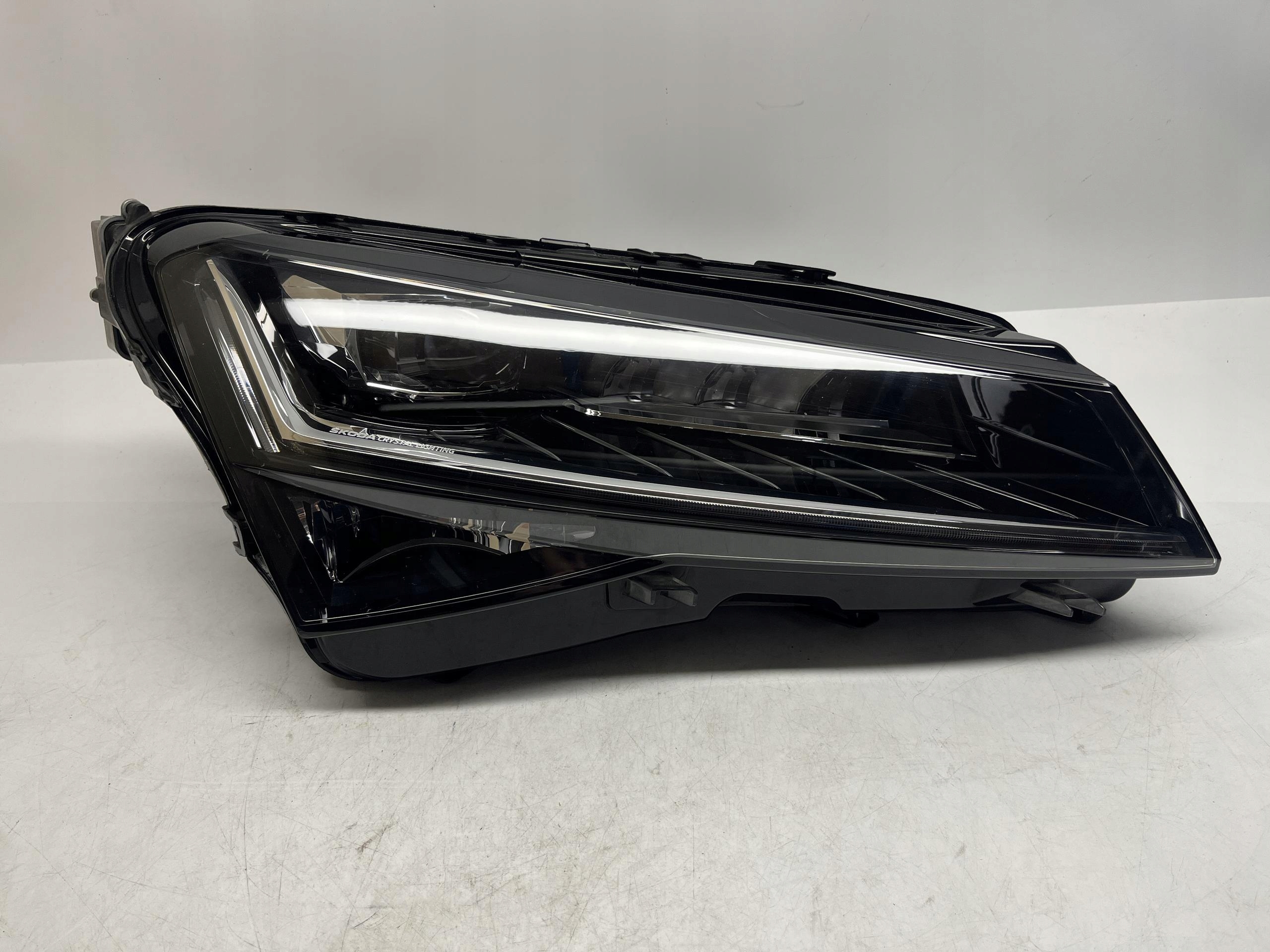 SKODA Superb Reflektor Lampa Przód PRAWY LED 3V1941016D