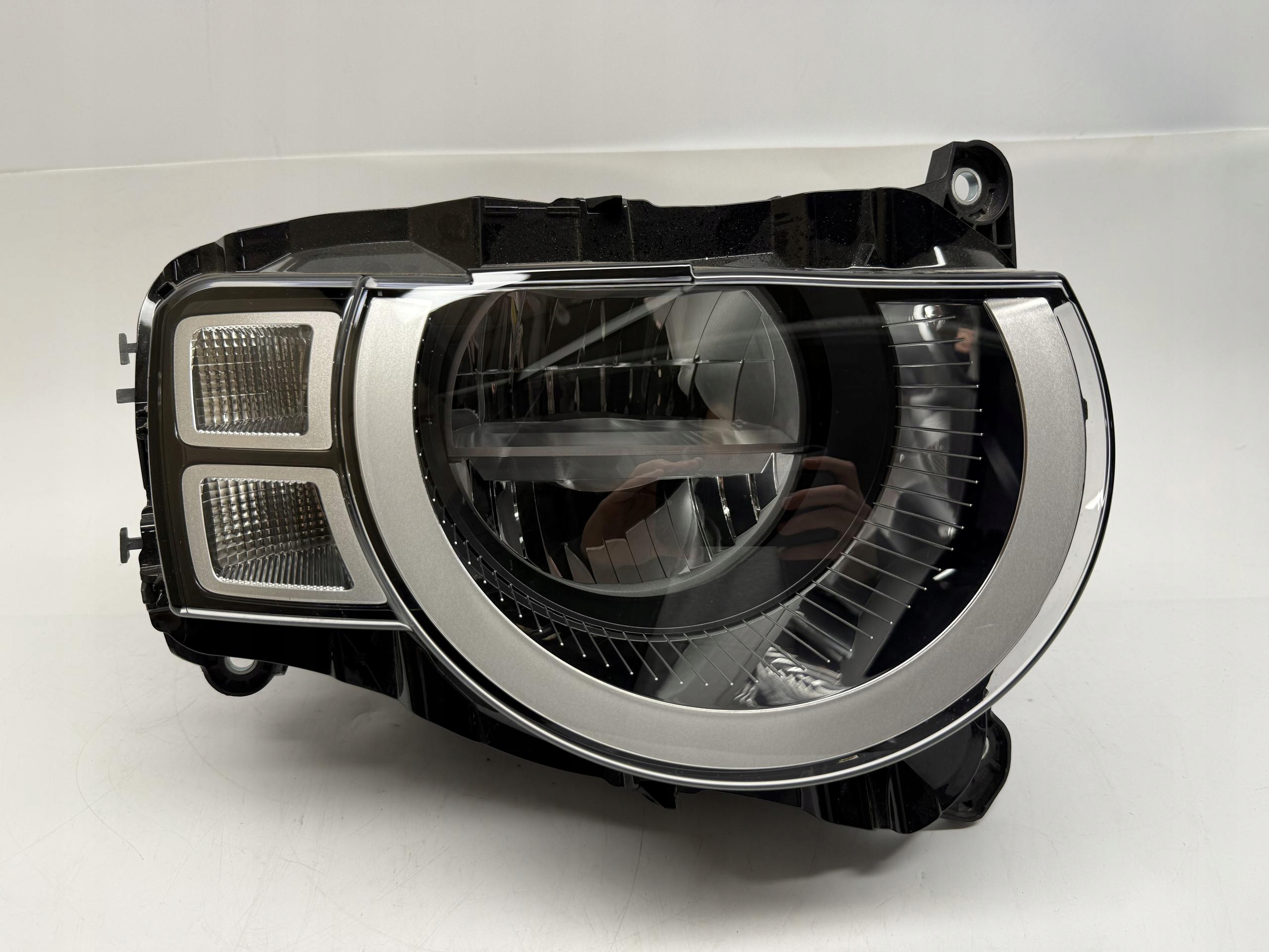 LAND ROVER DEFENDER II L663 REFLEKTOR LAMPA PRAWY PRZÓD LED L8B213W029CF