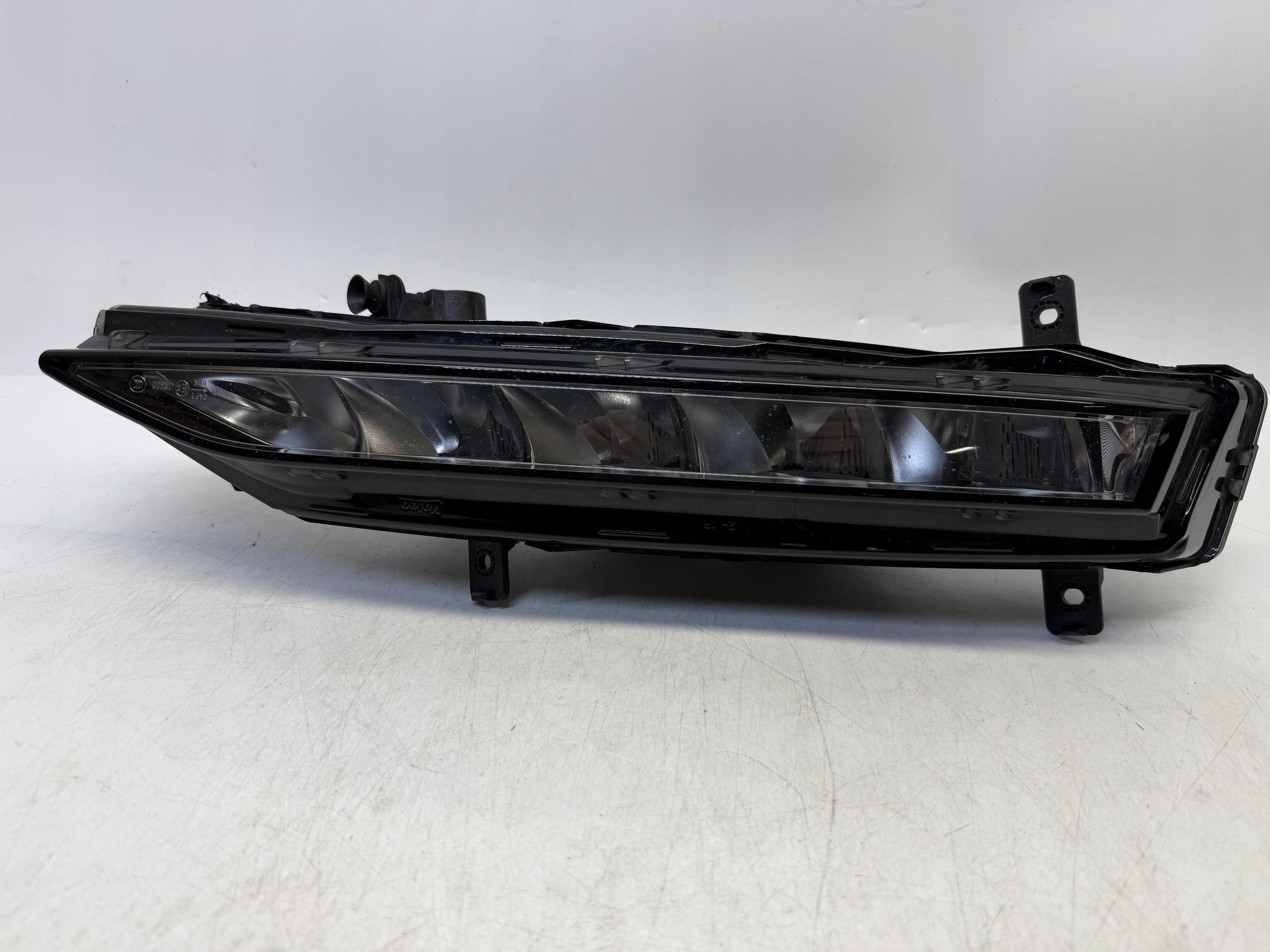 SKODA SUPERB III LIFT HALOGEN LAMPA PRZECIWMGIELNA PRAWA 3V0941700B