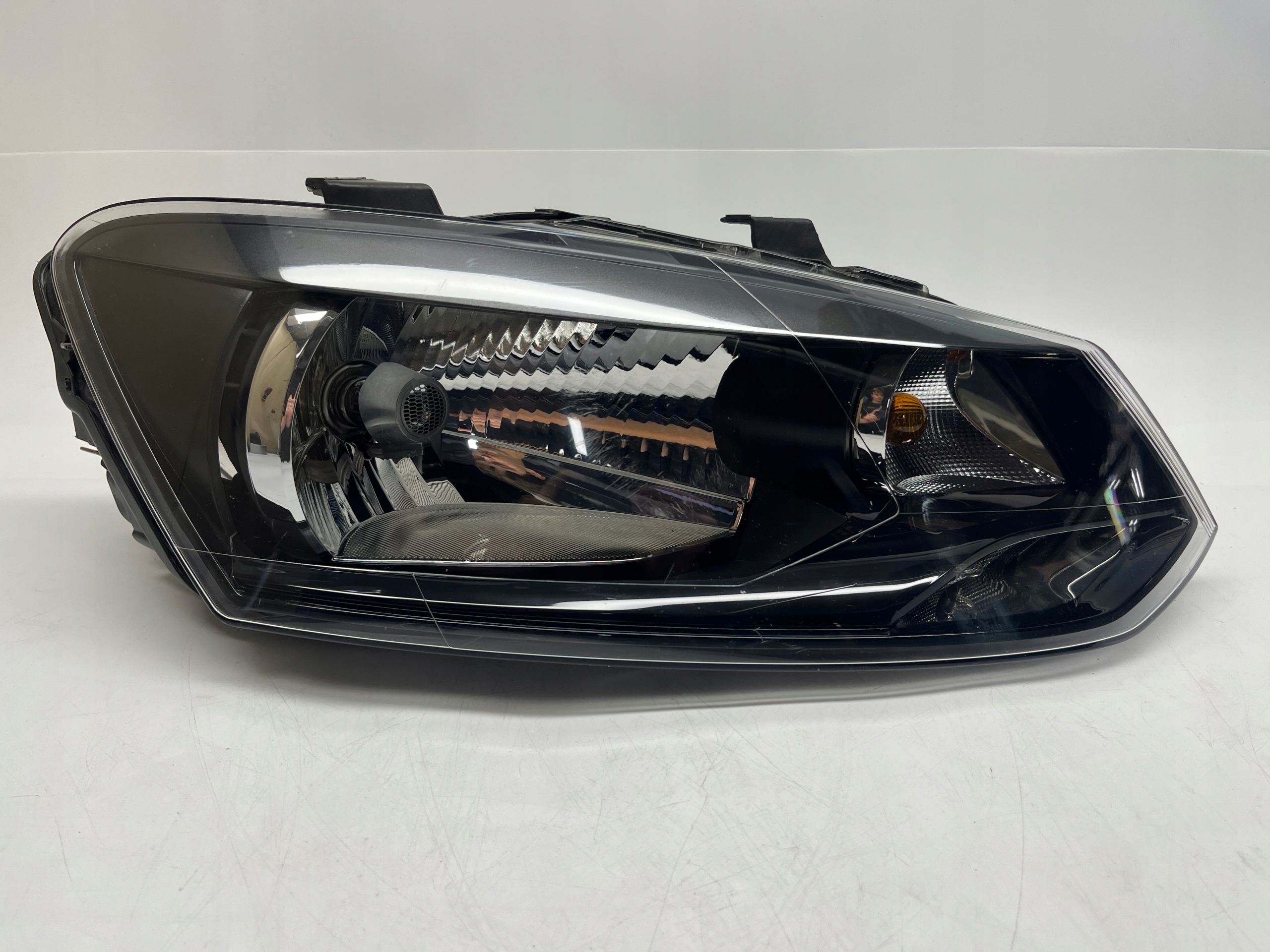 Volkswagen Polo Reflektor Lampa Przednia Prawa Valeo 6R1941016E