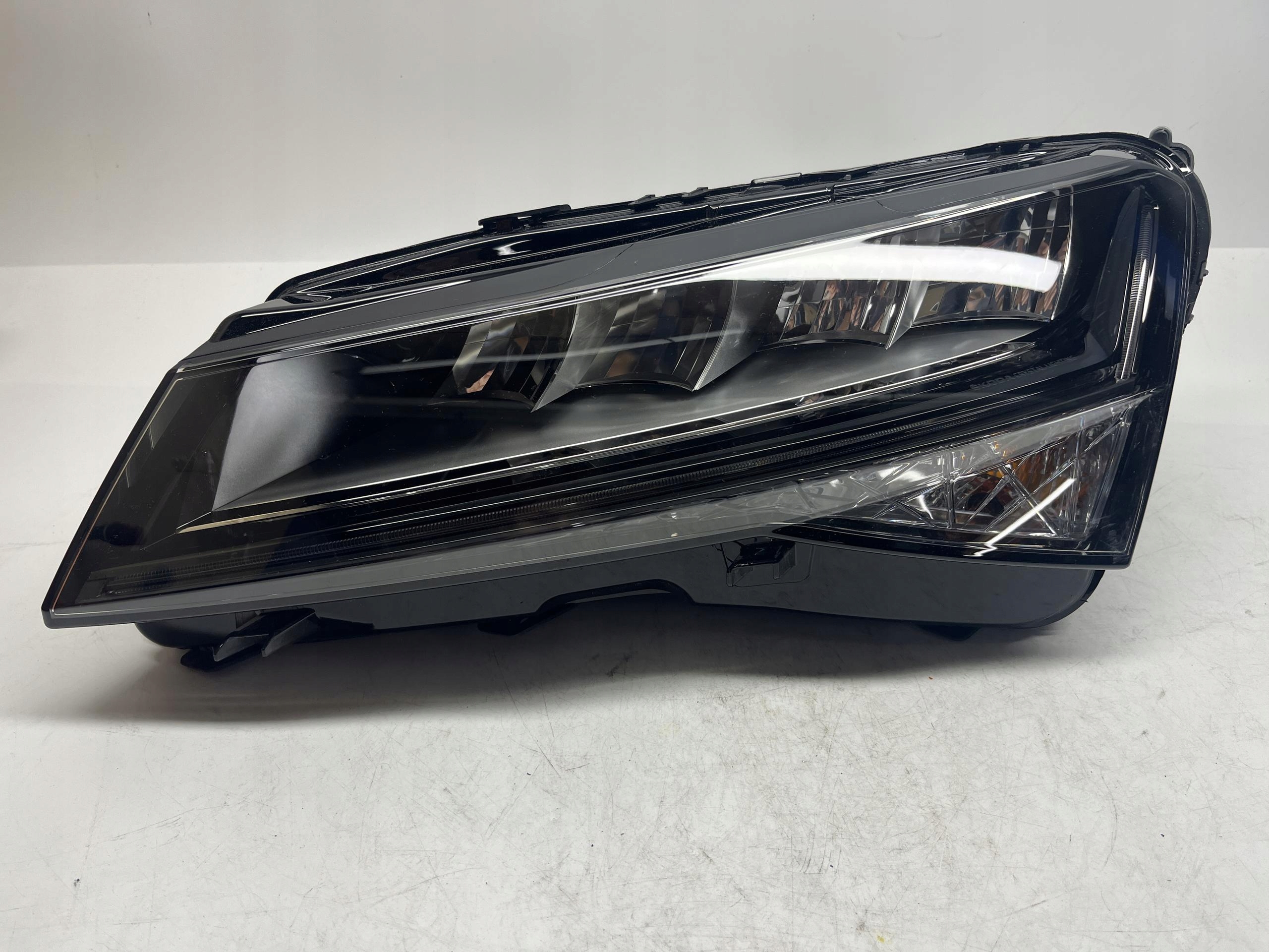 SKODA Superb Reflektor Lampa Przód Lewy LED 3V1941015C