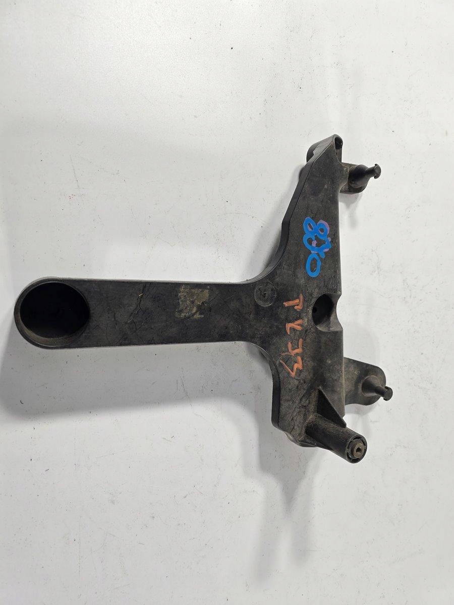 AUDI TT 8J WSPORNIK MOCOWANIE FILTRA POWIETRZA 8J0129671