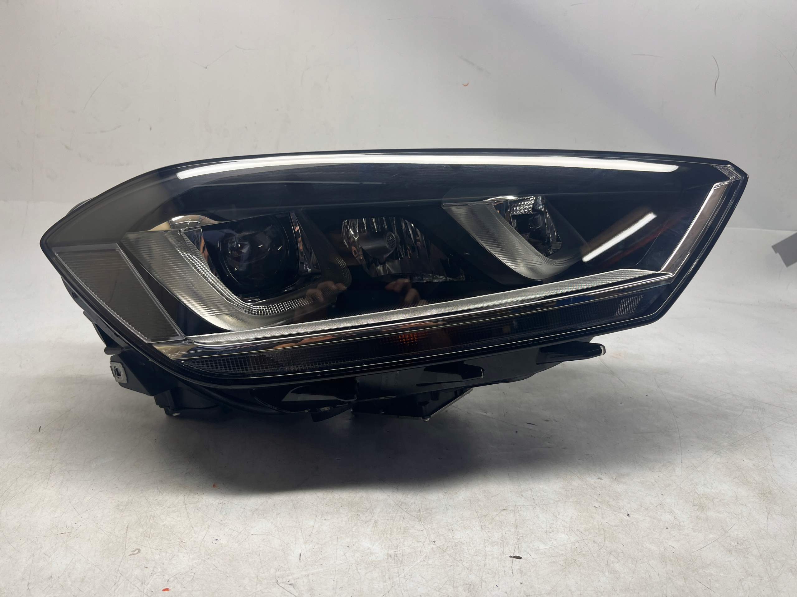 VW GOLF SPORTSVAN REFLEKTOR XENON LAMPA PRZÓD PRZETWORNICE PRAWA 517941034B