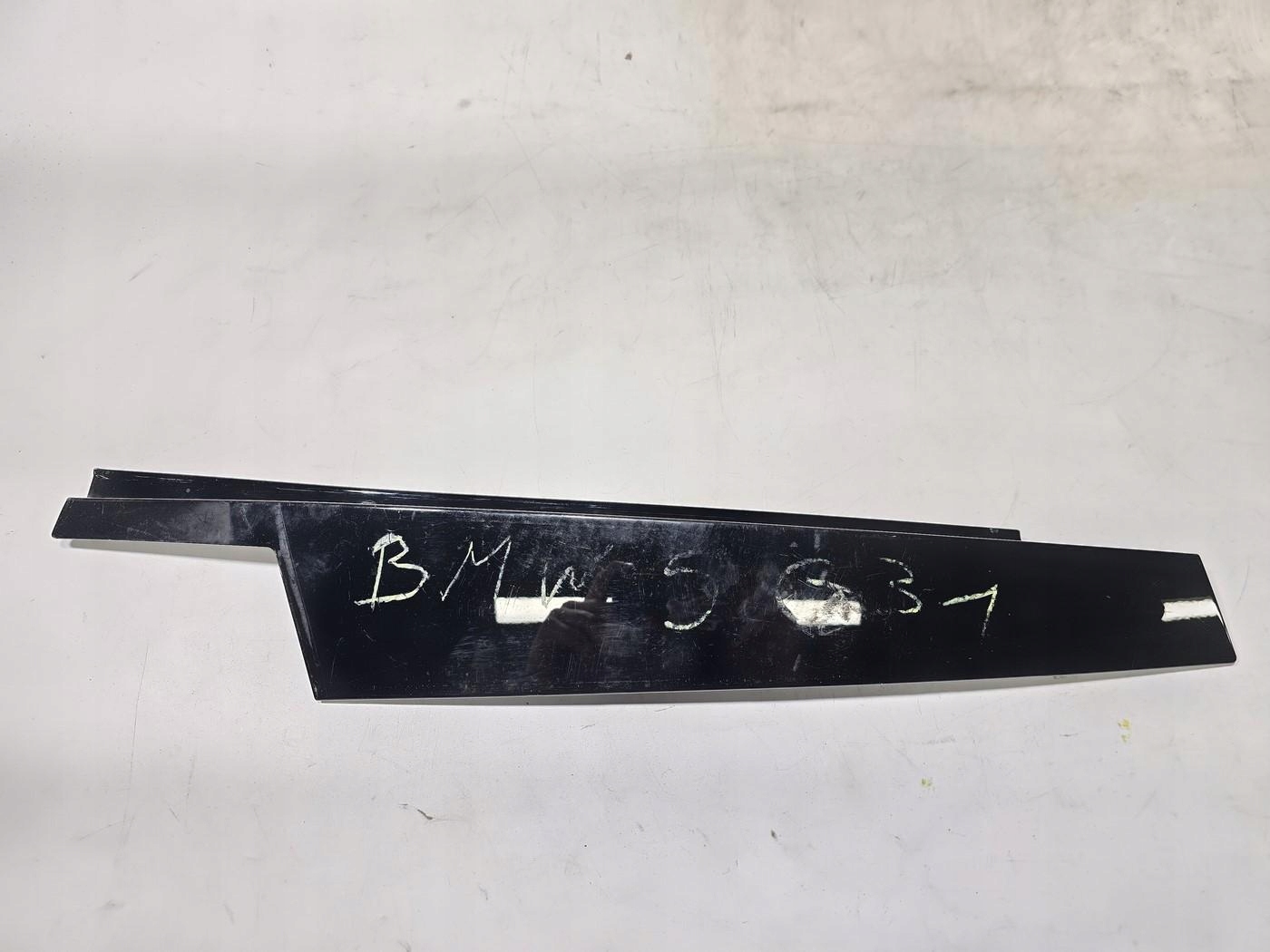 BMW F90 G30 G31 LISTWA NAKŁADKA SŁUPKA LEWY PRZÓD 7390121
