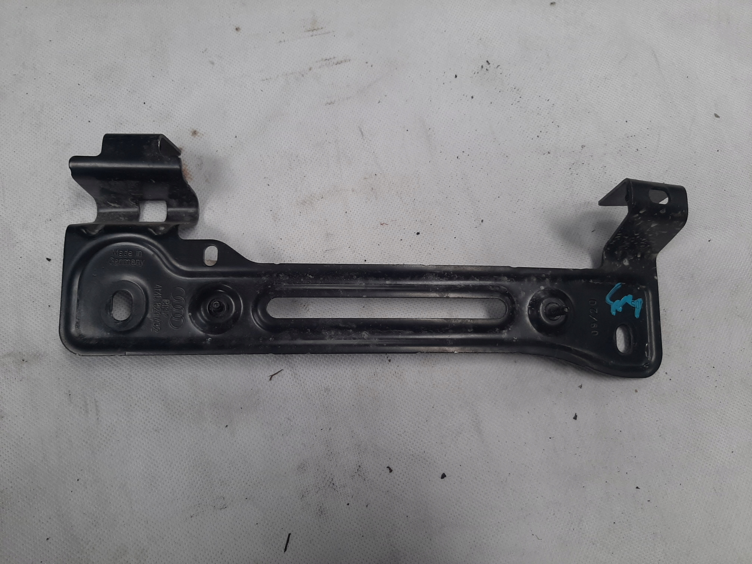 AUDI Q7 4M UCHWYT MOCOWANIE BŁOTNIKA PRAWY PRZÓD 4M0821432