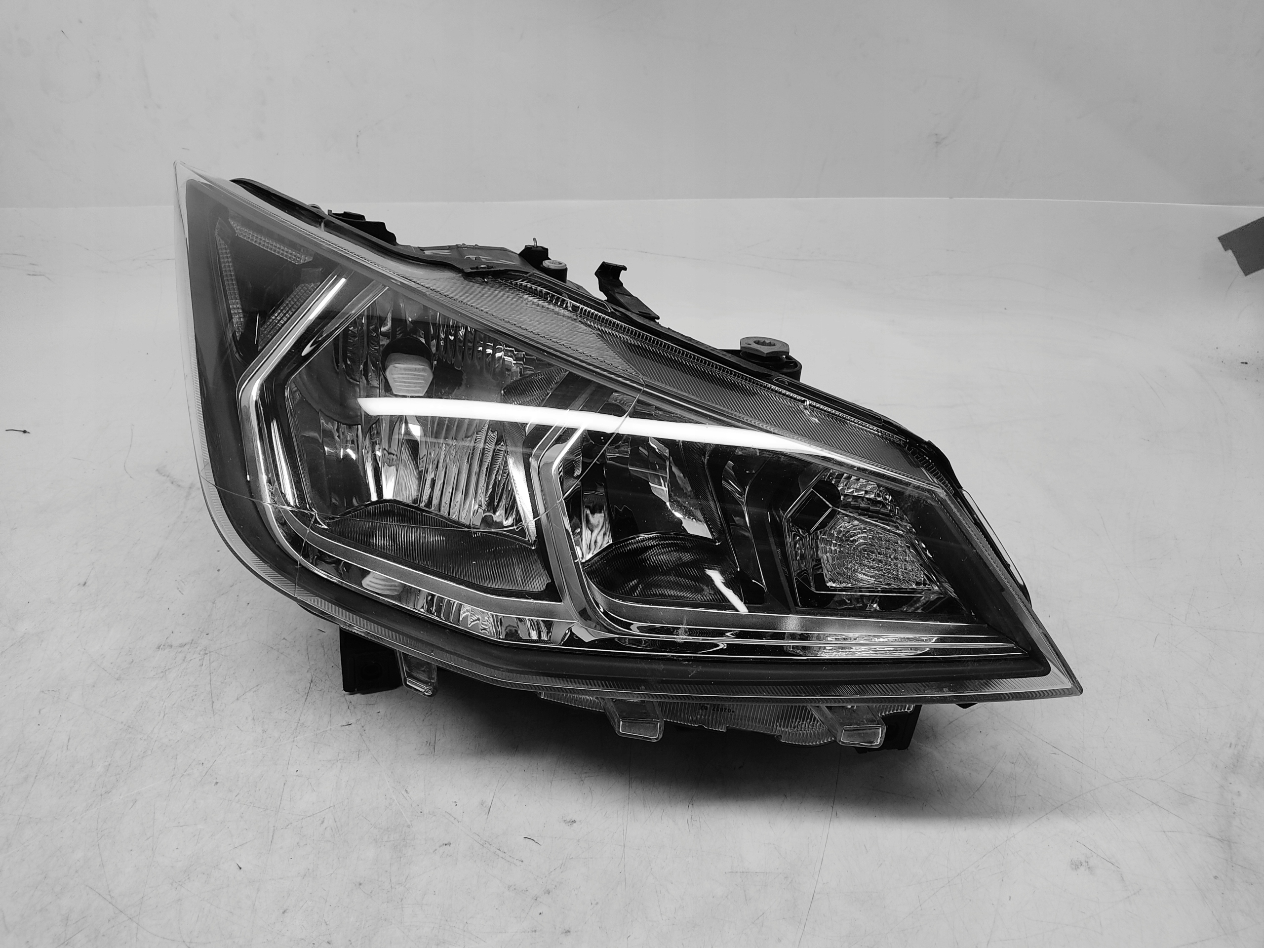 SEAT IBIZA V REFLEKTOR LAMPA PRAWY PRAWA PRZÓD PRZEDNIA 6F1941016B