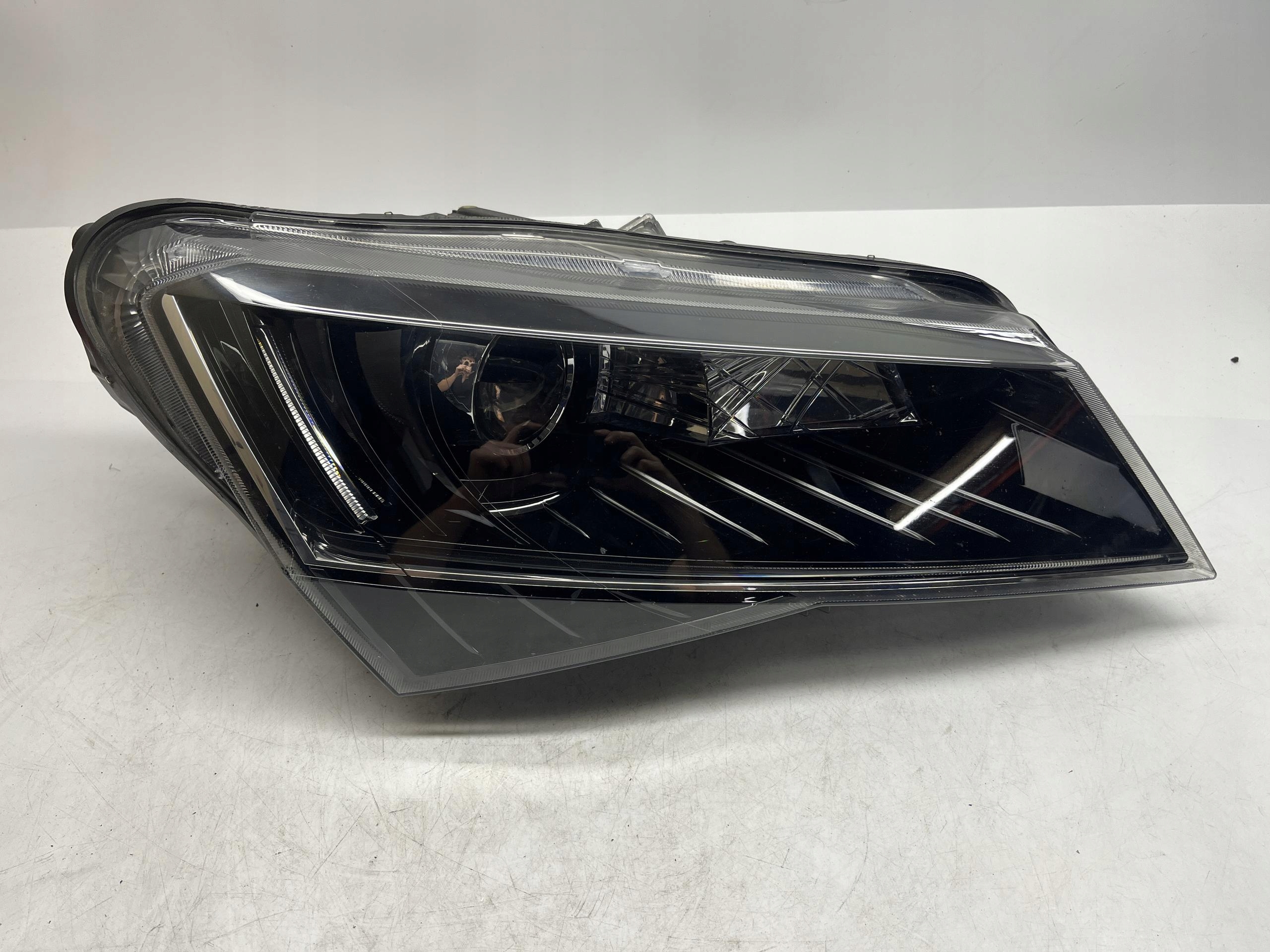 SKODA Superb Reflektor Lampa Przód PRAWY Xenon 3v1941018B