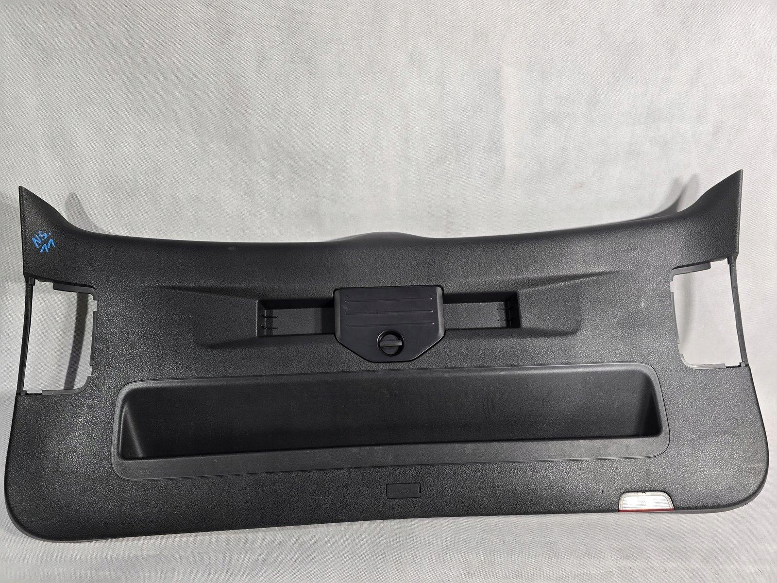 VW TOUAREG II OSŁONA TAPICERKA KLAPY BAGAŻNIKA 7P6867601A 7P6867601
