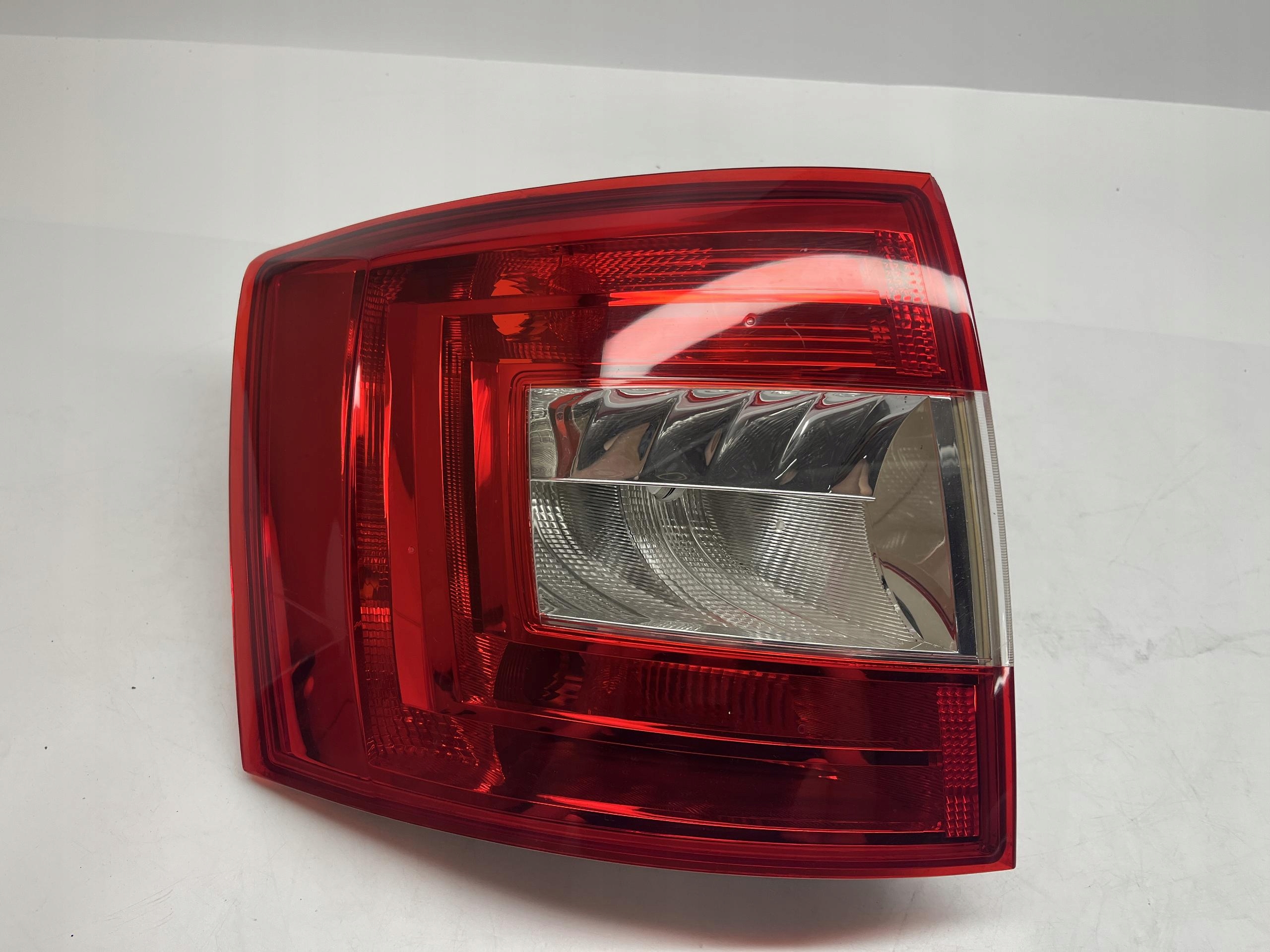 SKODA OCTAVIA 3 kombi lampa tył lewa 5E9945095