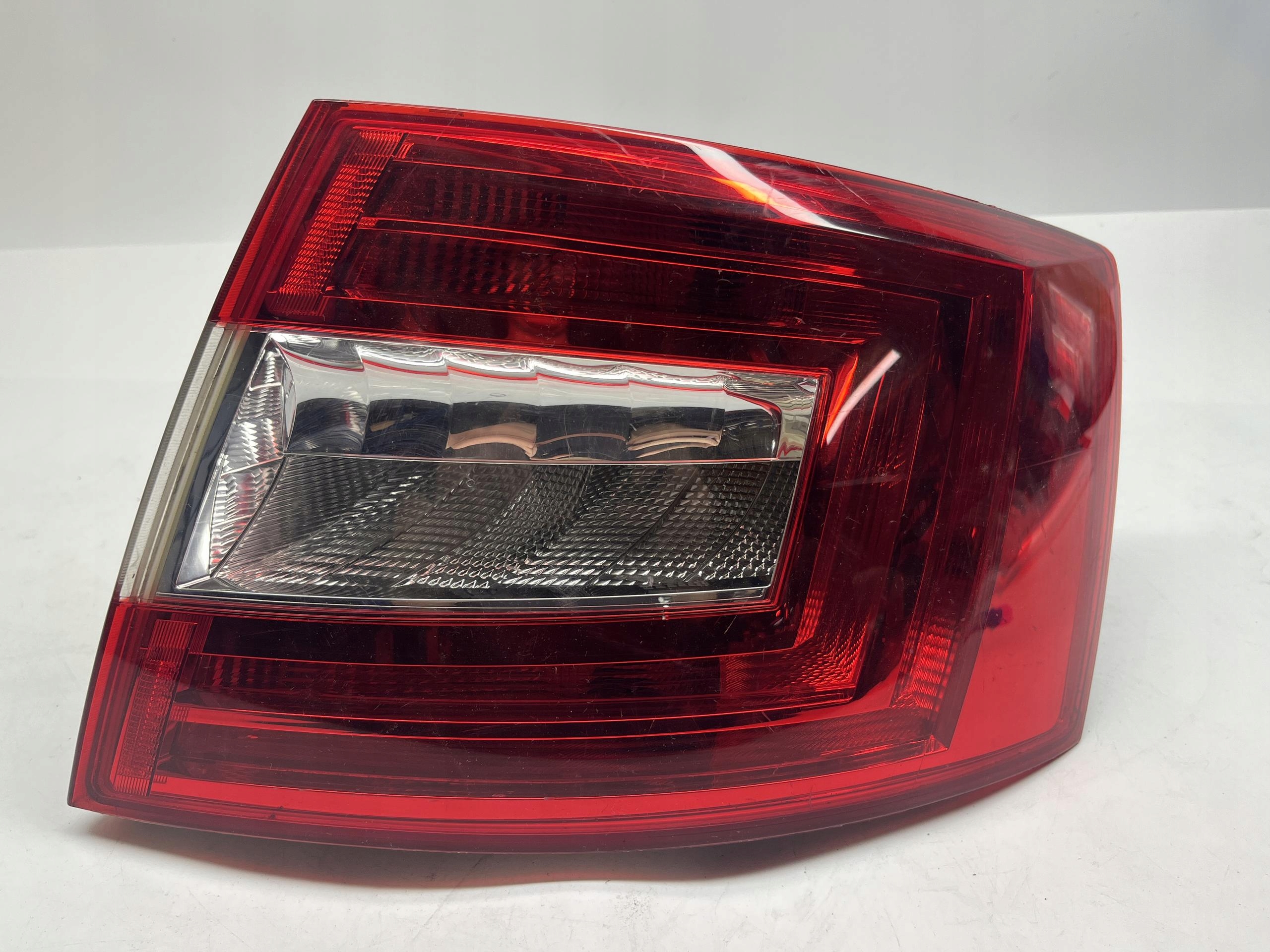 SKODA OCTAVIA 3 kombi lampa tył Prawa 5E9945096