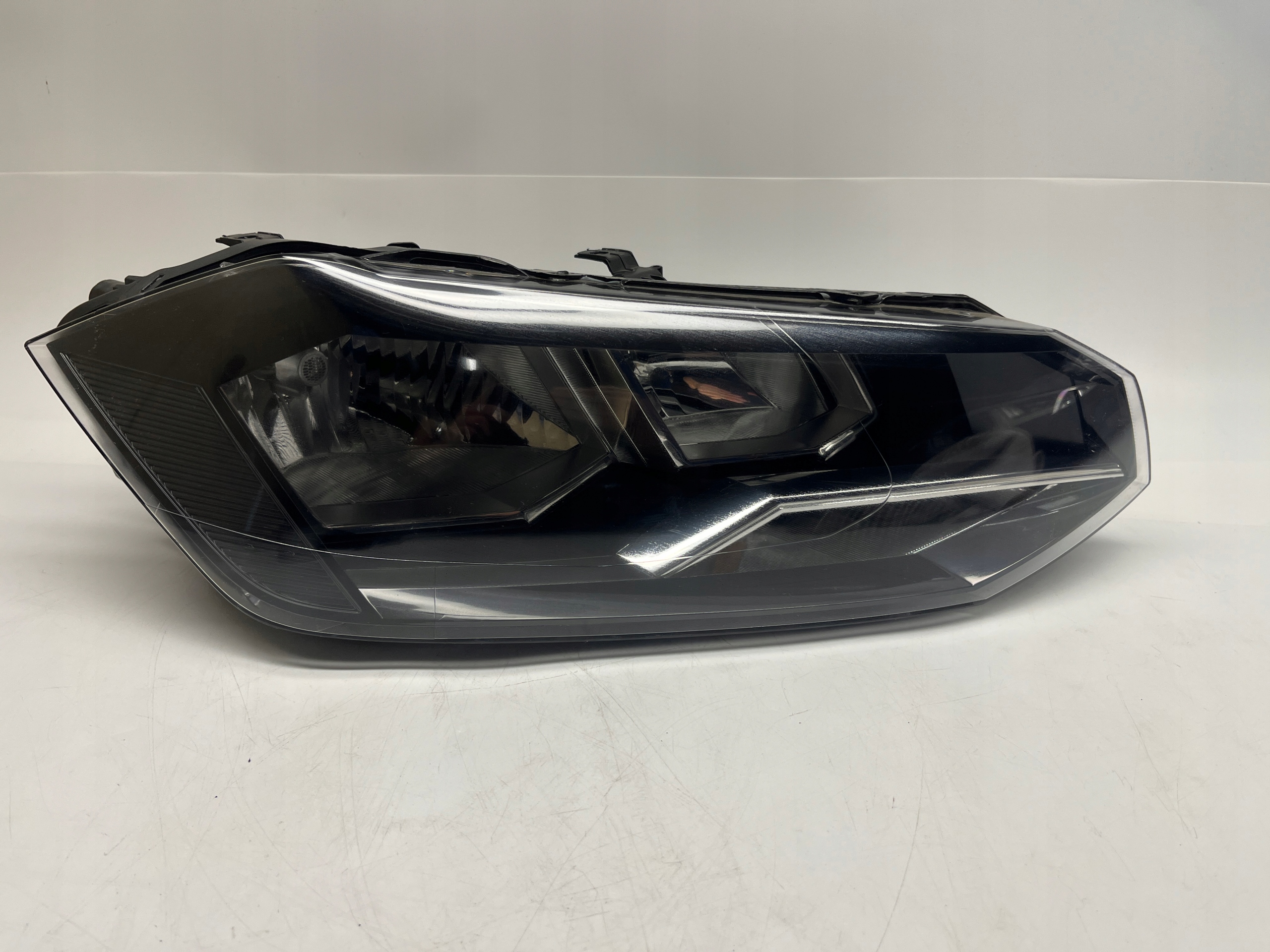 Volkswagen Polo VI Reflektor Lampa Przednia Prawa 2G1941006