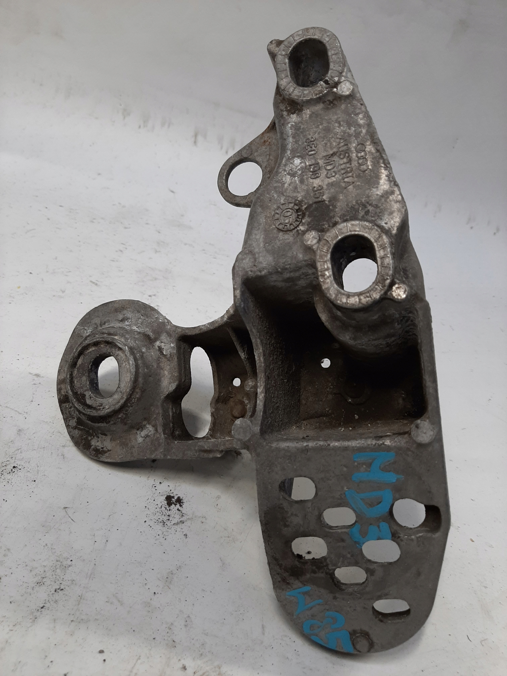 VW AUDI Mocowanie Stelaż Łapa 8E0199351