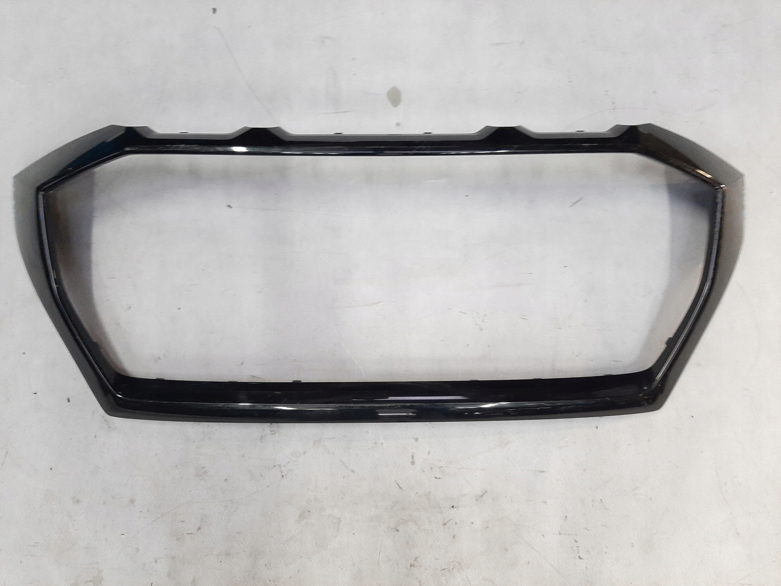 AUDI Q8 4M8 RAMKA LISTWA ATRAPY GRILLA S-LINE 4M8807725A