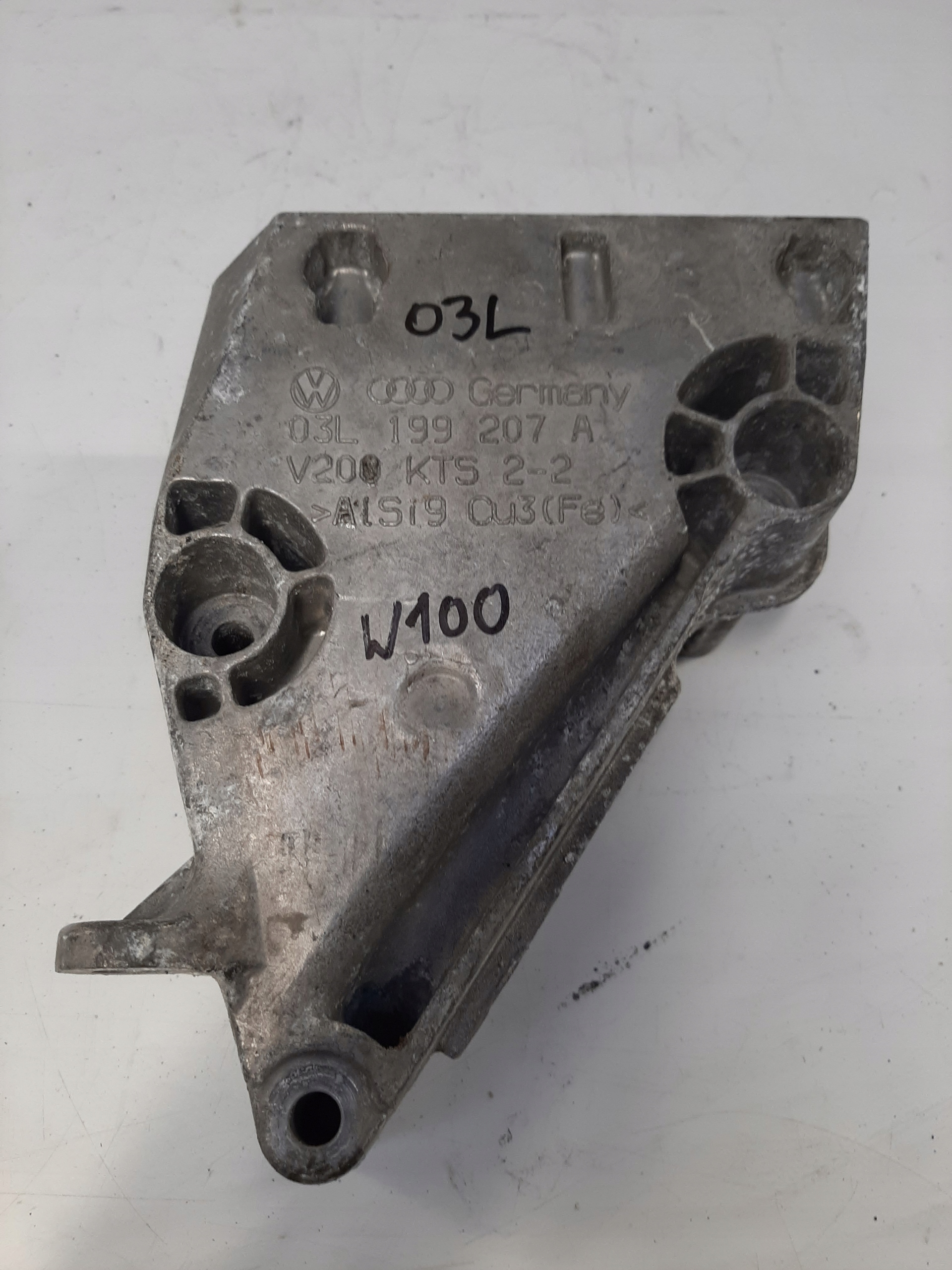 AUDI VW ŁAPA MOCOWANIE BOCZNE STELAŻ 03L199207A