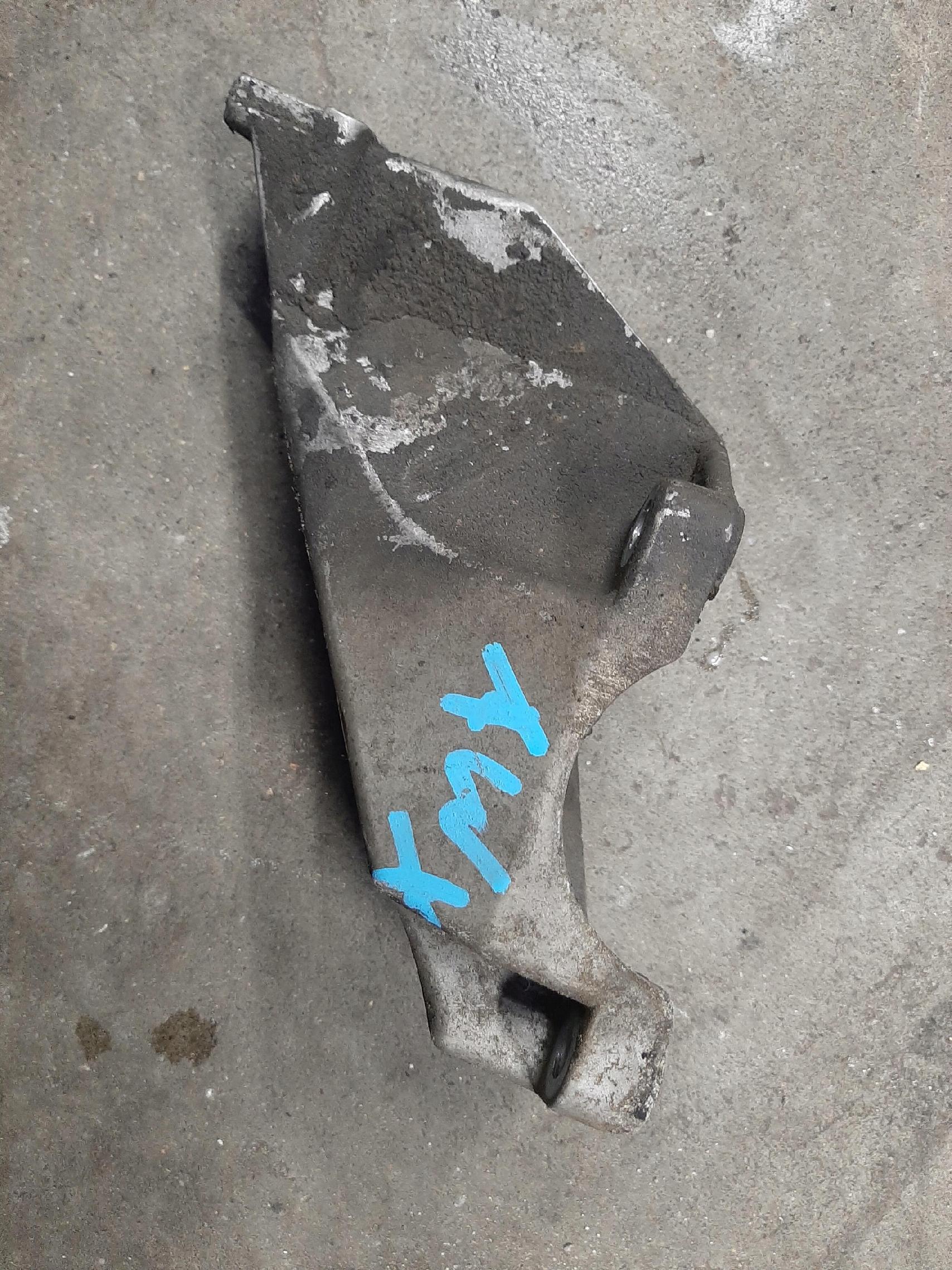 AUDI VW ŁAPA MOCOWANIE BOCZNE STELAŻ 8E0199307A