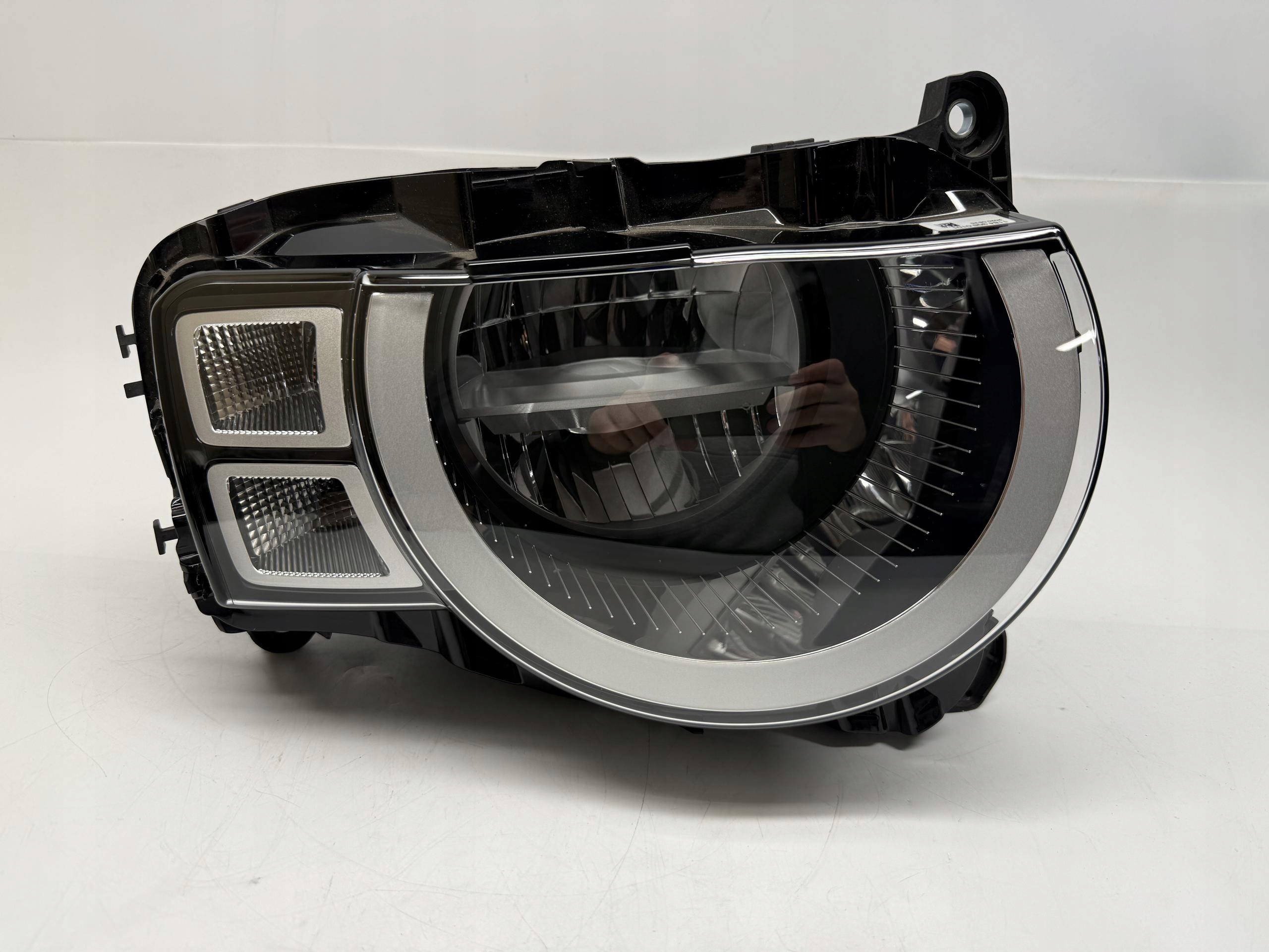 LAND ROVER DEFENDER II L663 REFLEKTOR LAMPA PRAWY PRZÓD LED L8B213W029CF