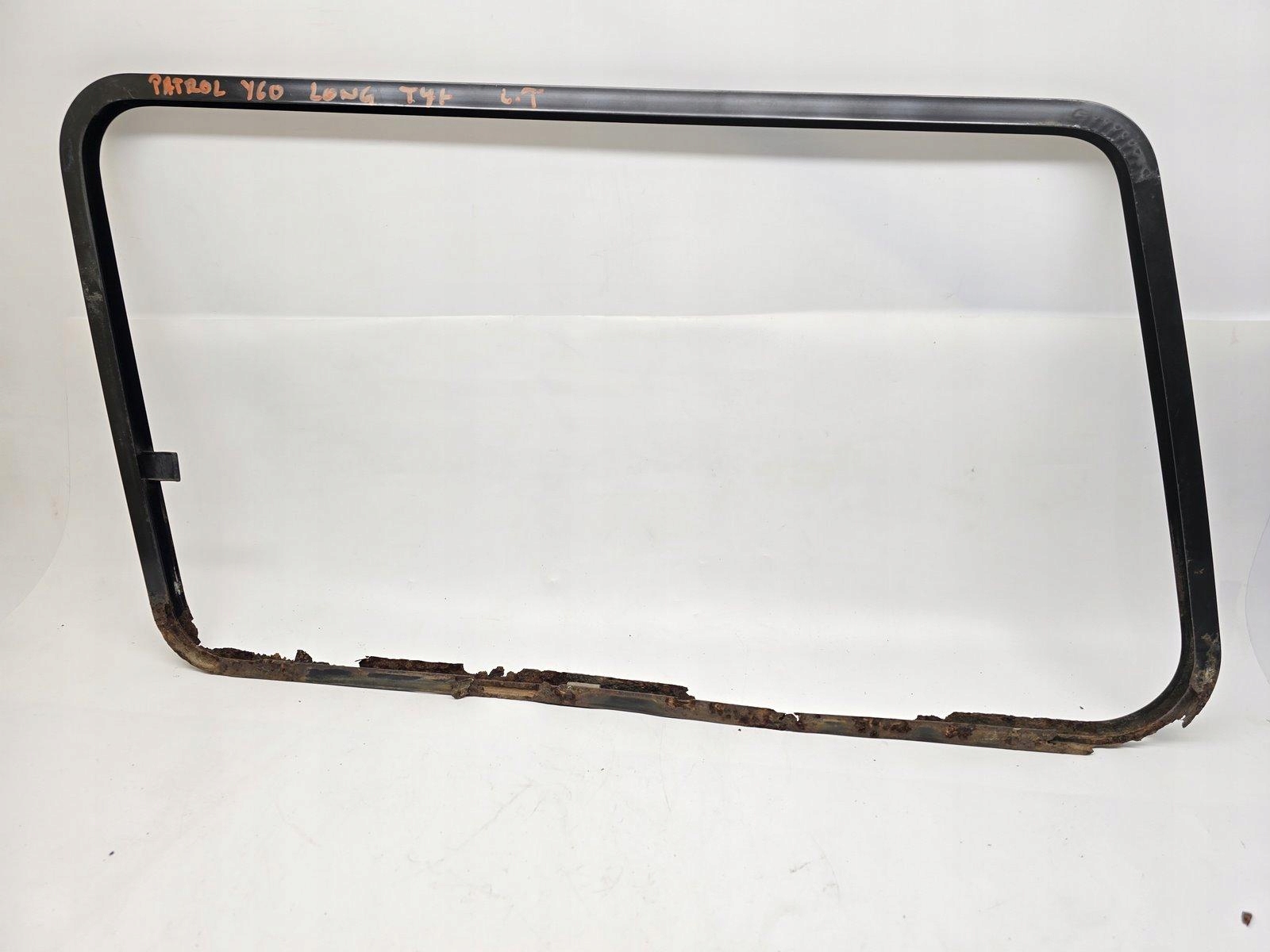 NISSAN PATROL Y60 LONG RAMKA SZYBY KAROSERYJNEJ LEWY TYŁ 76832
