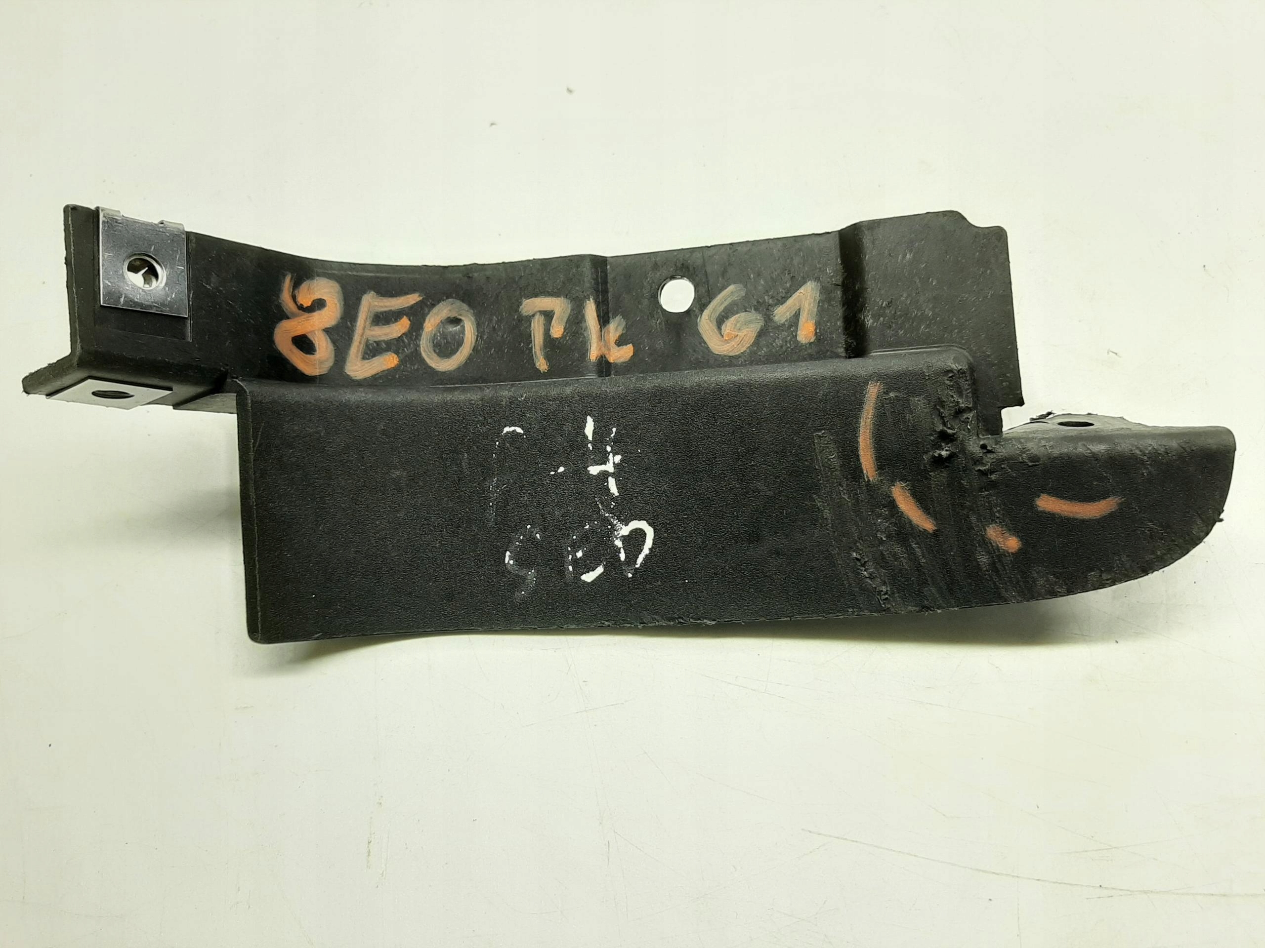 AUDI A4 B6 B7 SEDAN AVANT CHLAPACZ BŁOTNIK OSŁONA PRAWY TYŁ 8E0853834