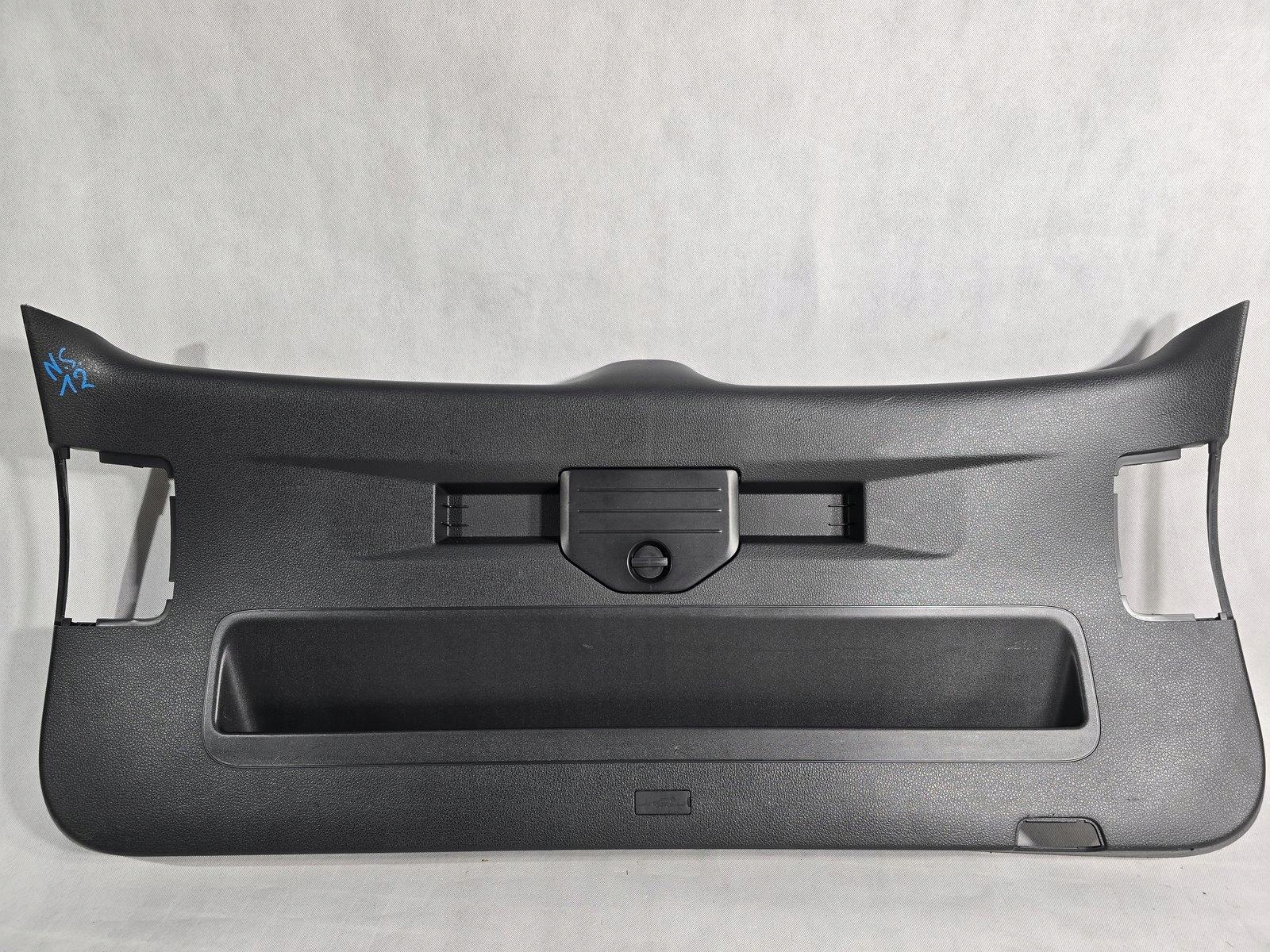 VW TOUAREG II OSŁONA TAPICERKA KLAPY BAGAŻNIKA 7P6867601A 7P6867601
