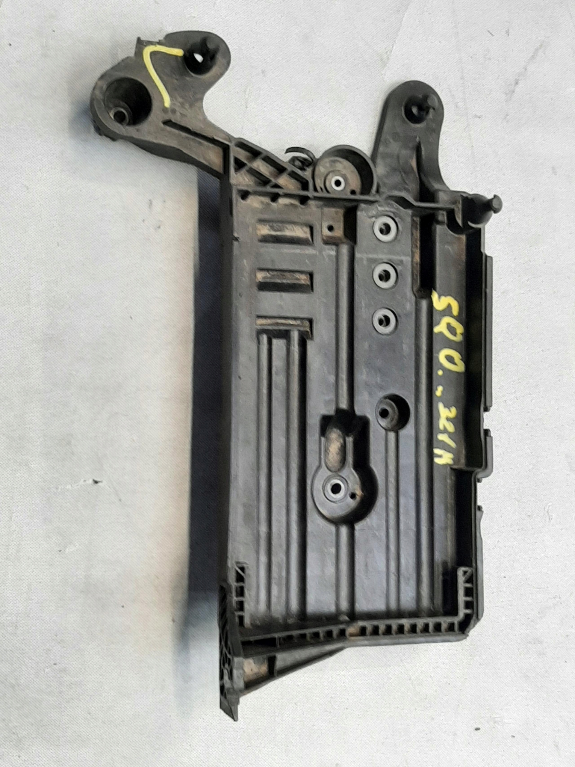AUDI A3 8V HATCHBACK PODSTAWA AKUMULATORA 5Q0915321H