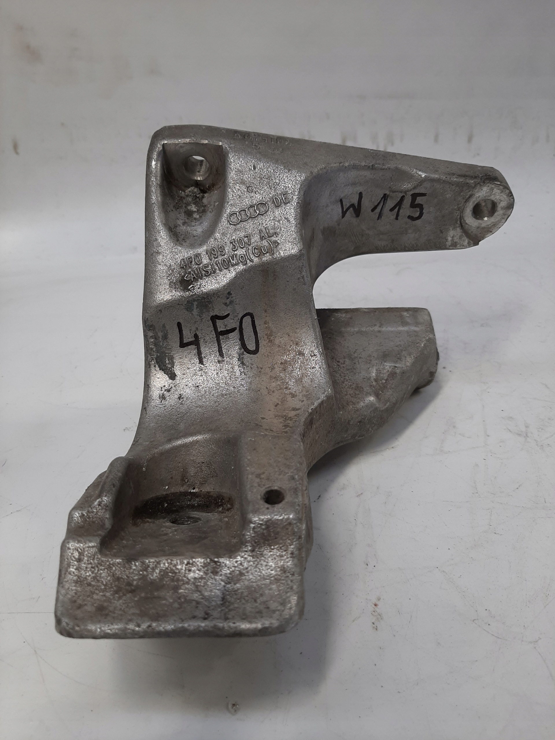 AUDI VW ŁAPA MOCOWANIE STELAŻ 4F0199307AL