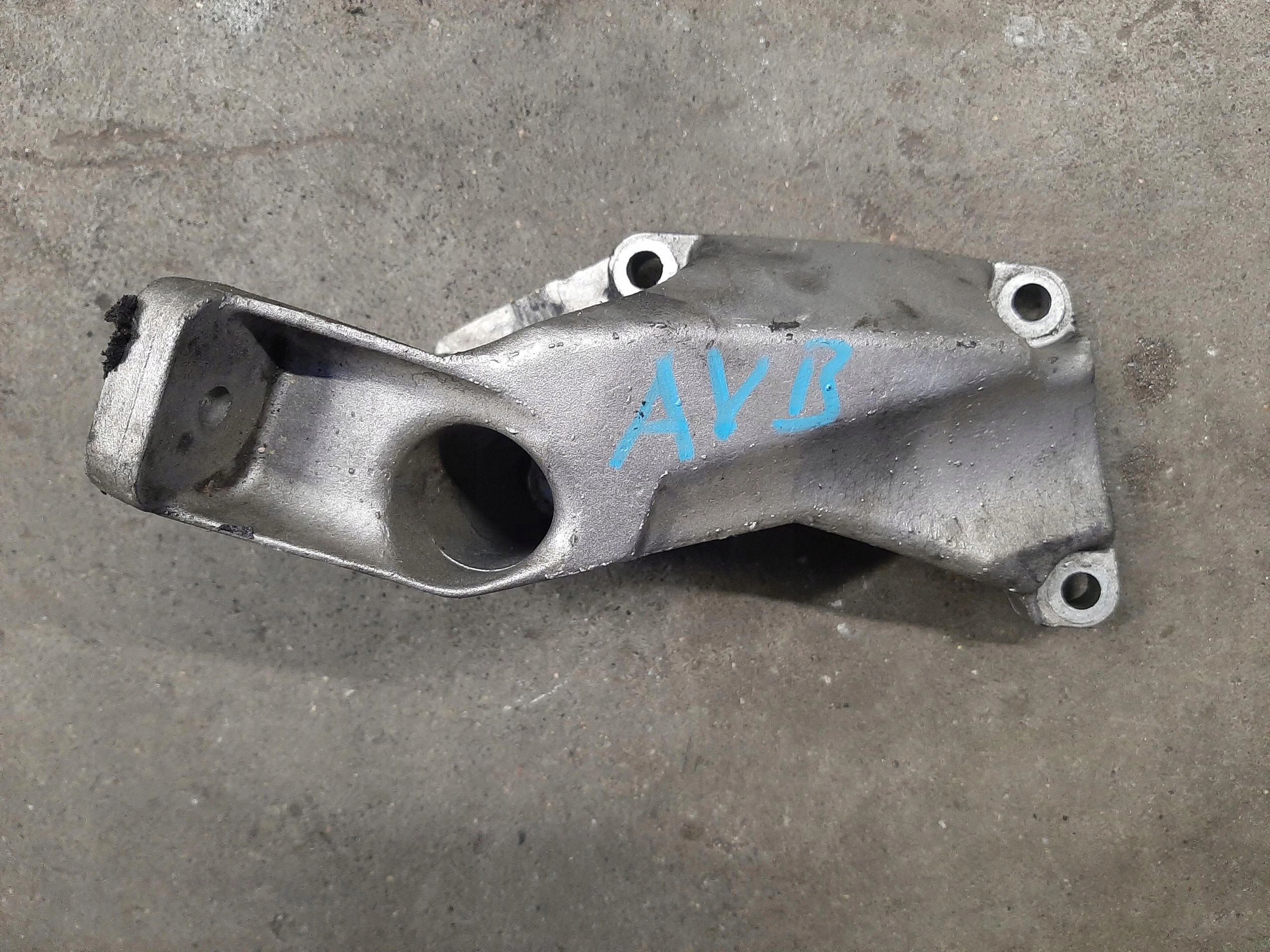 AUDI VW ŁAPA MOCOWANIE BOCZNE STELAŻ 8D0199307P