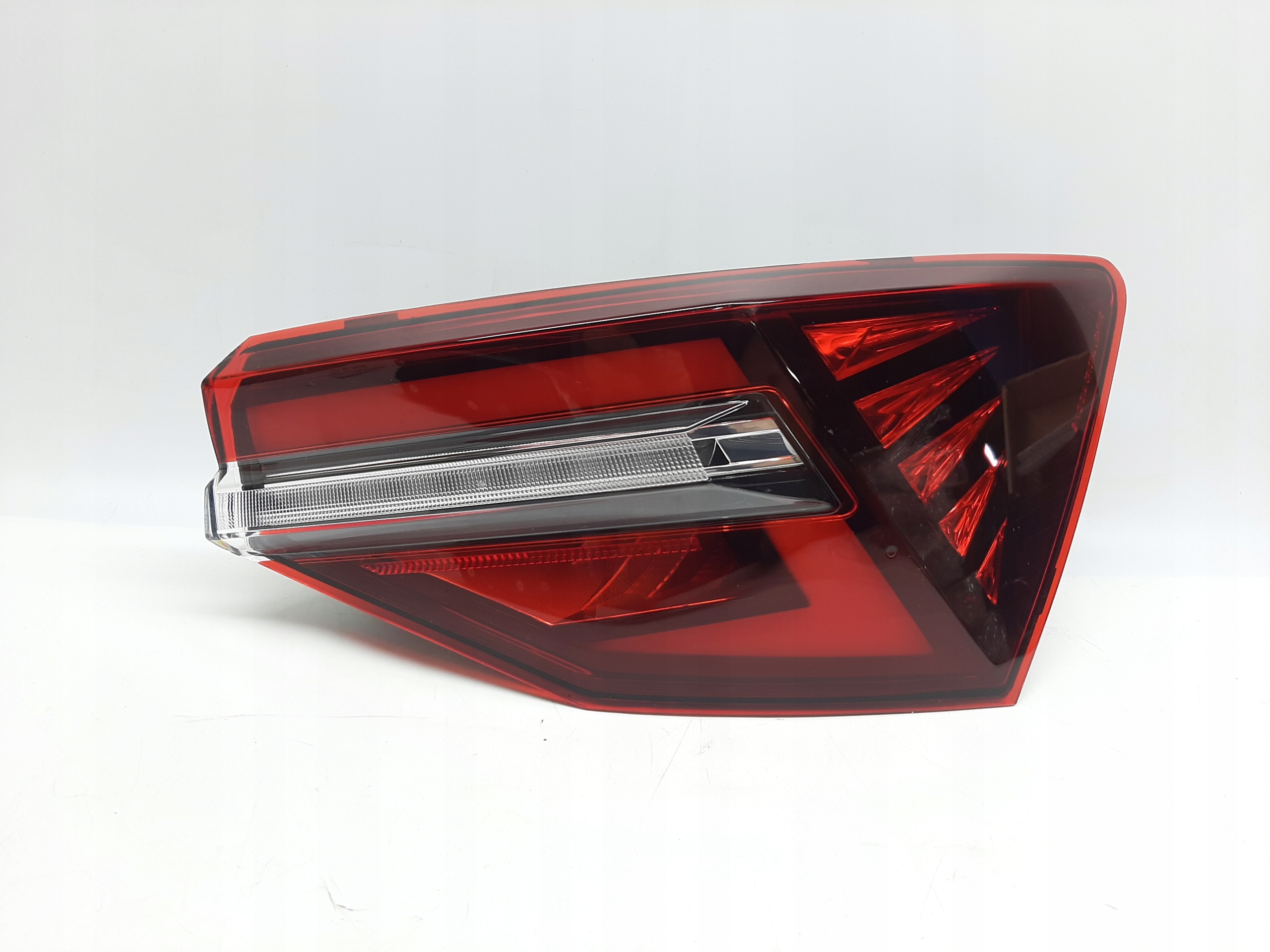 SKODA KAROQ LIFT 2021- LAMPA LED PRAWY TYŁ 57A945208C