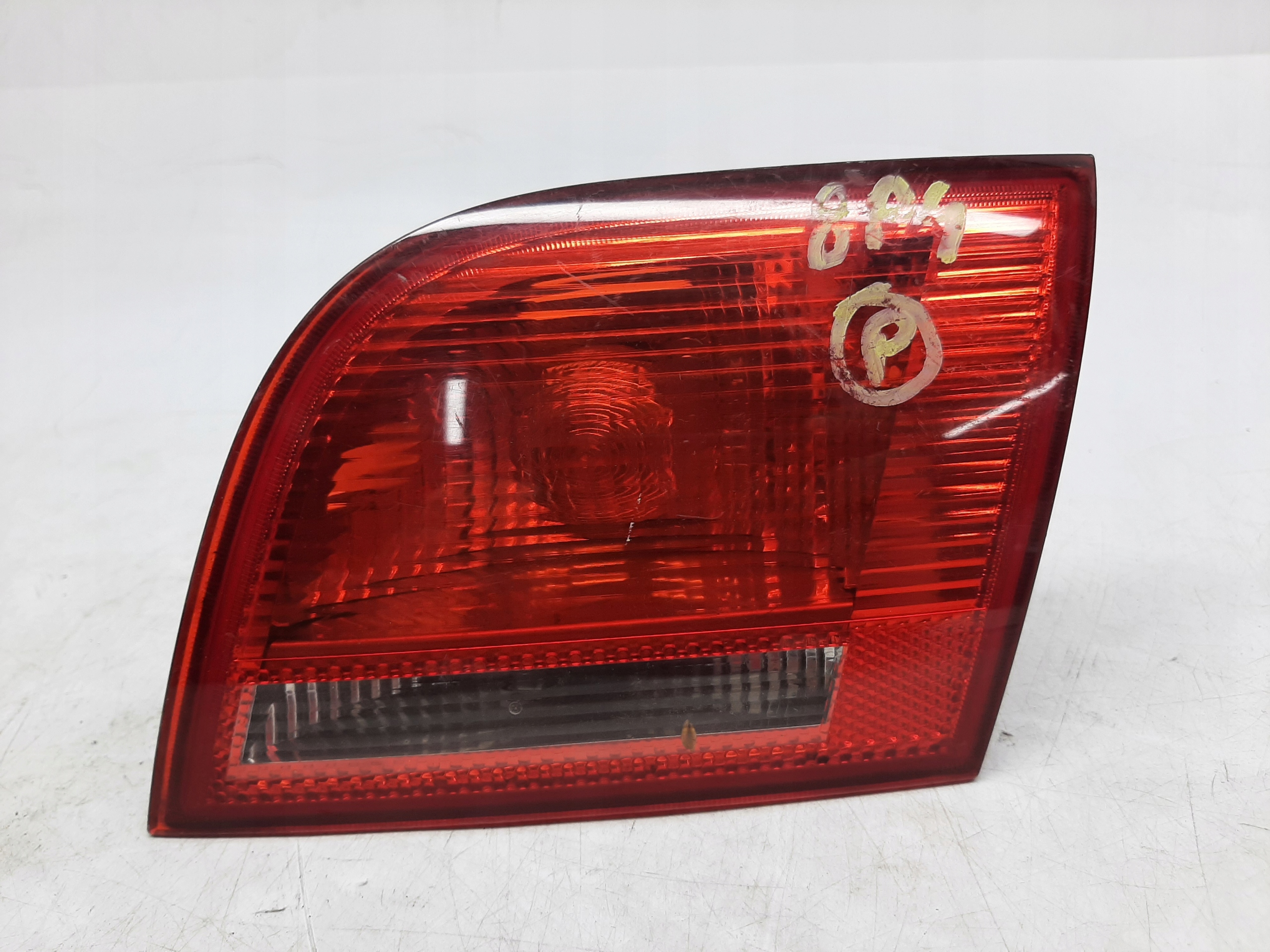 AUDI A3 8P LAMPA TYLNA TYŁ PRAWA PRAWY W KLAPĘ 8P4945096