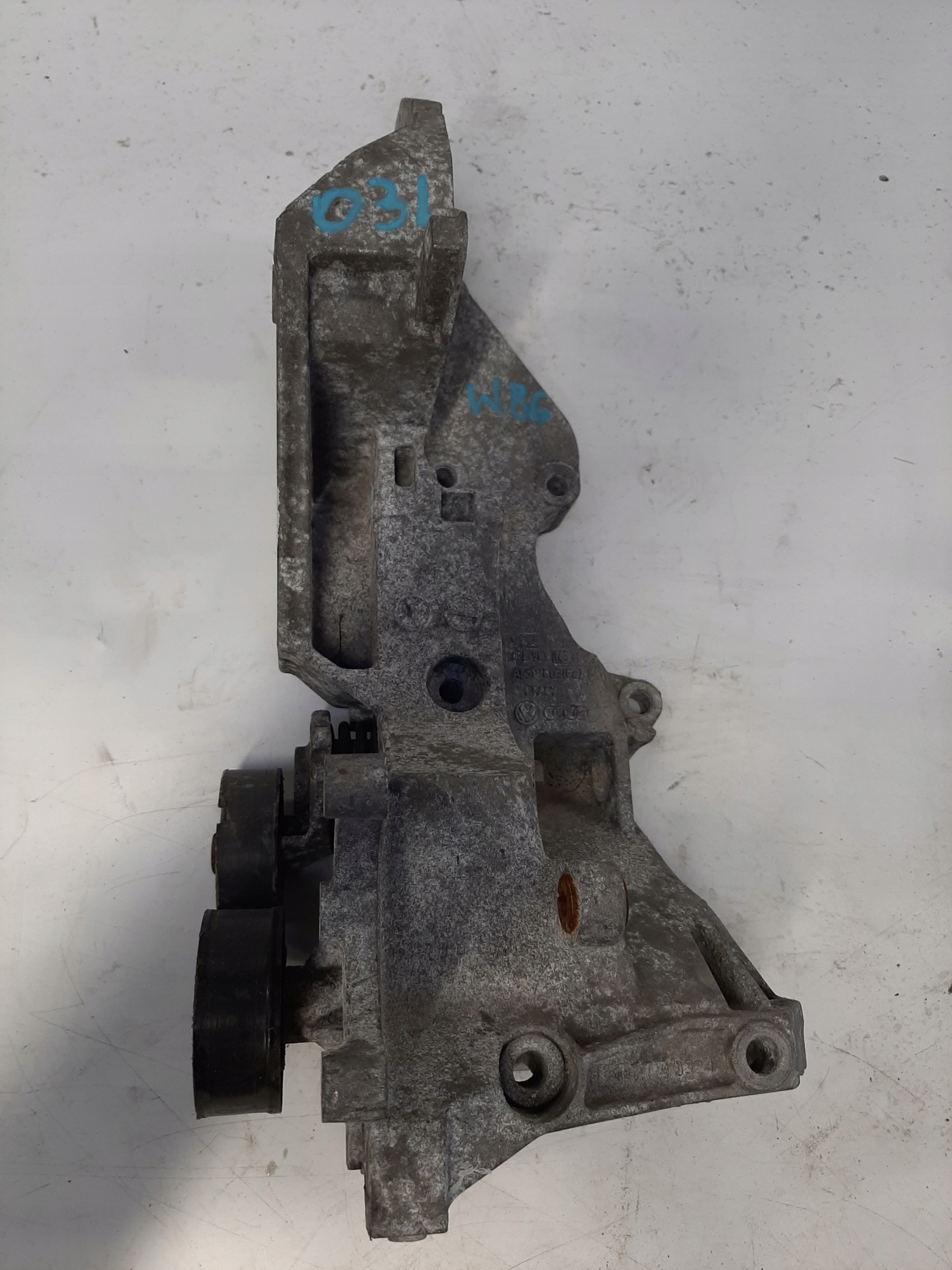 AUDI VW ŁAPA MOCOWANIE STELAŻ 03L903143H