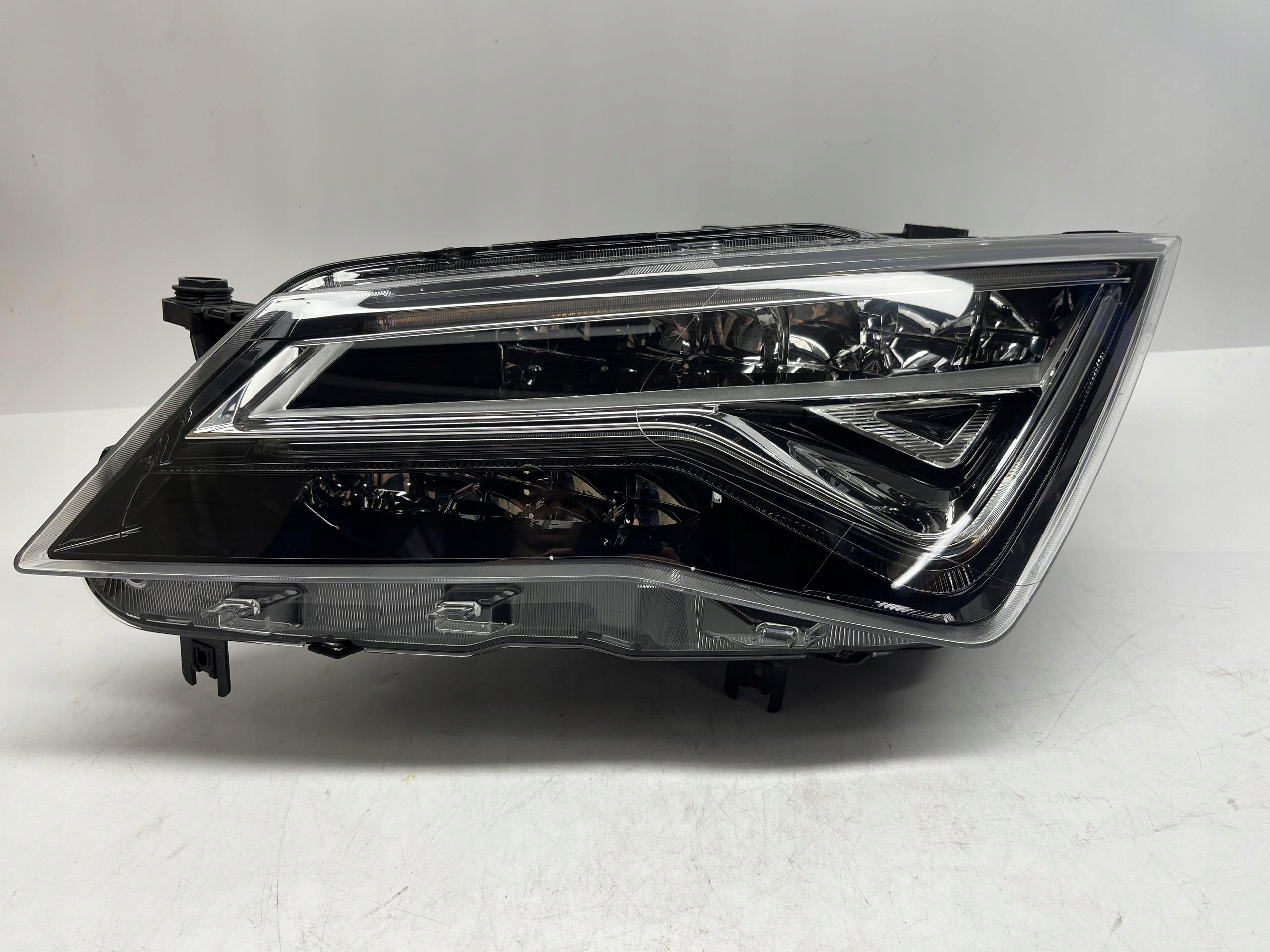 SEAT ATECA REFLEKOTR PRZÓD PRZEDNI LEWY LED 577941007