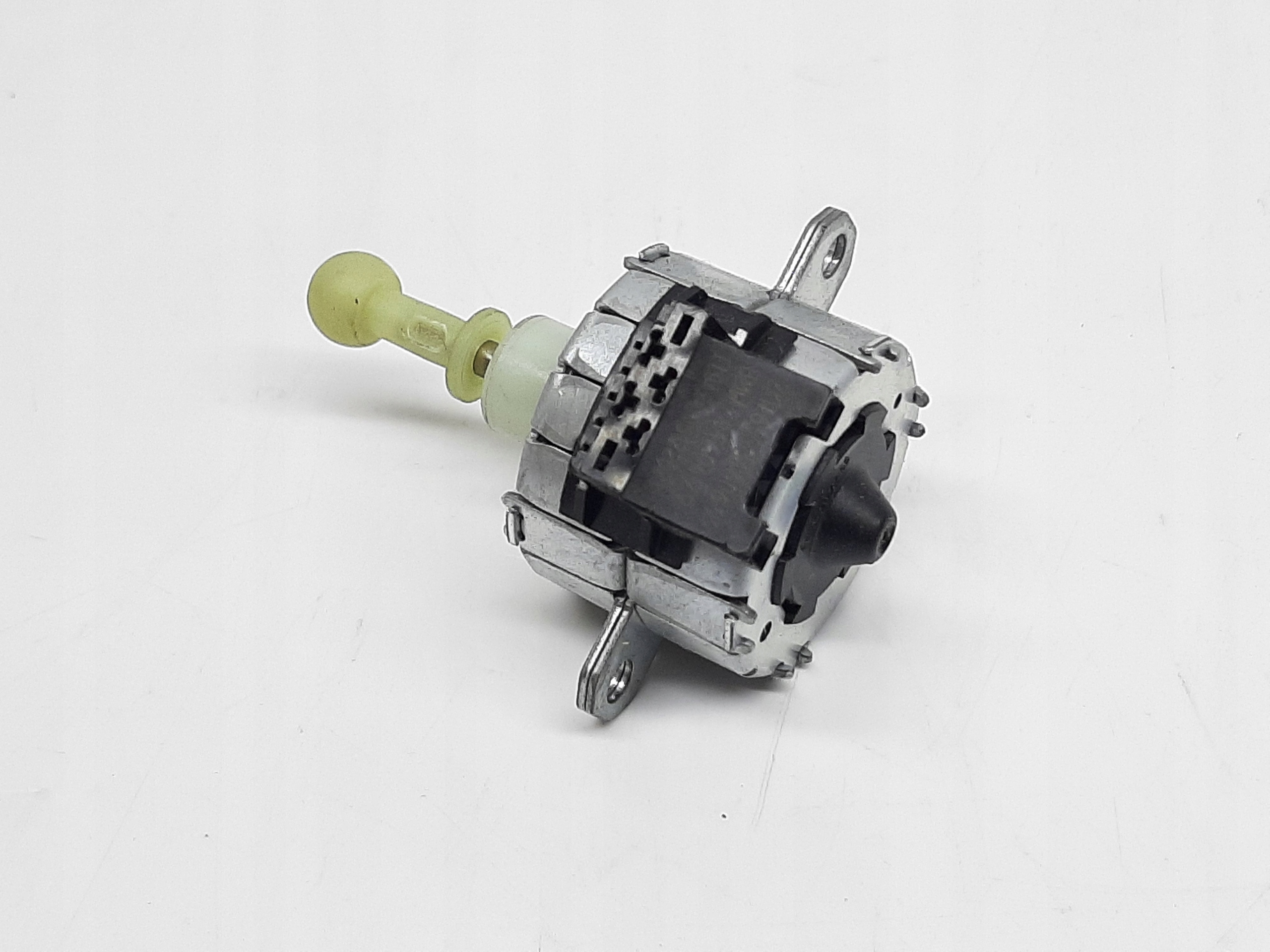 BMW 3 E90 E91 2004- SILNICZEK REGULACJI POZIOMU ŚWIATEŁ 7046049
