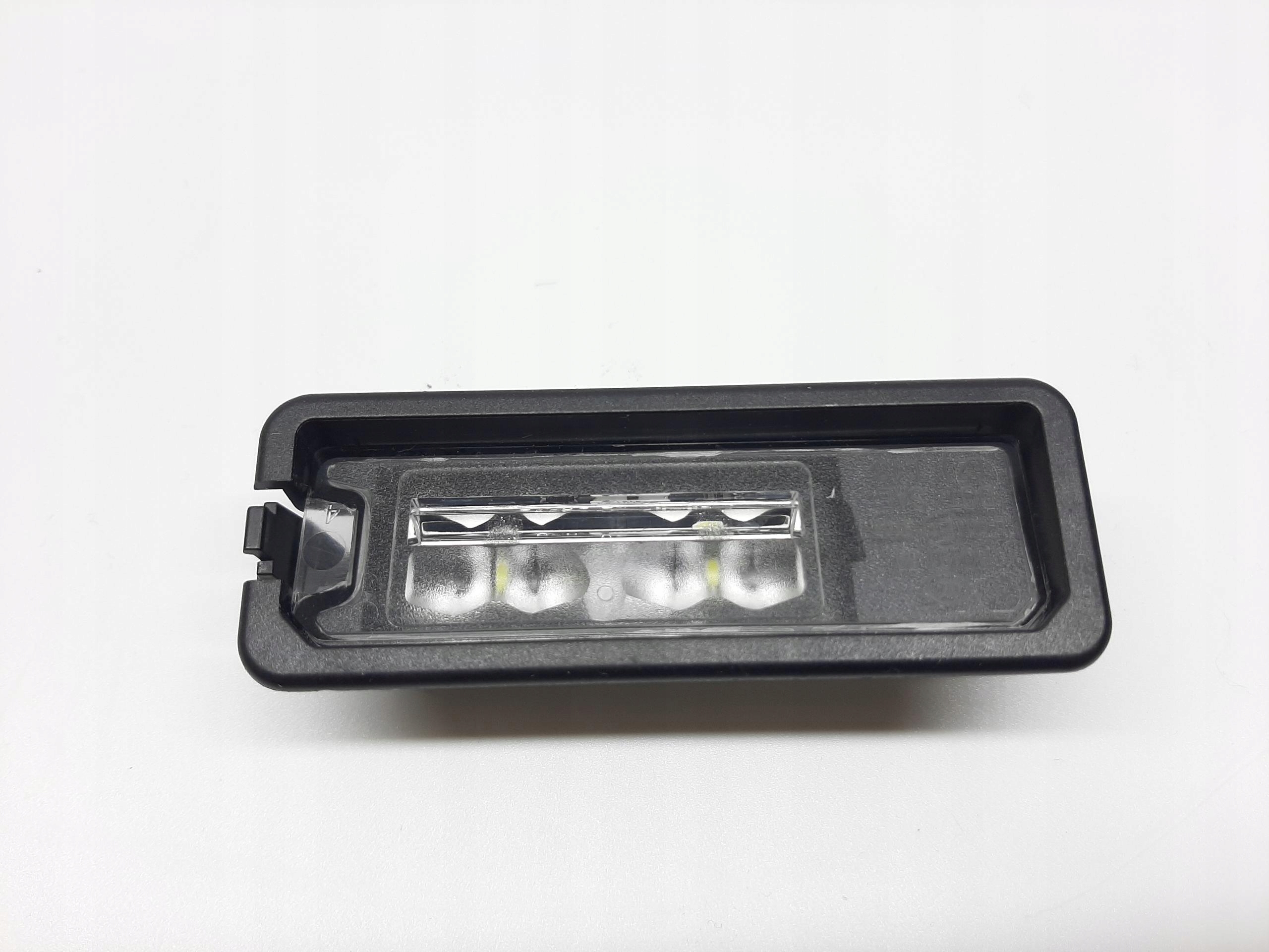 VW GOLF VIII PODŚWIETLENIE TABLICY REJESTRACYJNEJ 1K8943021D