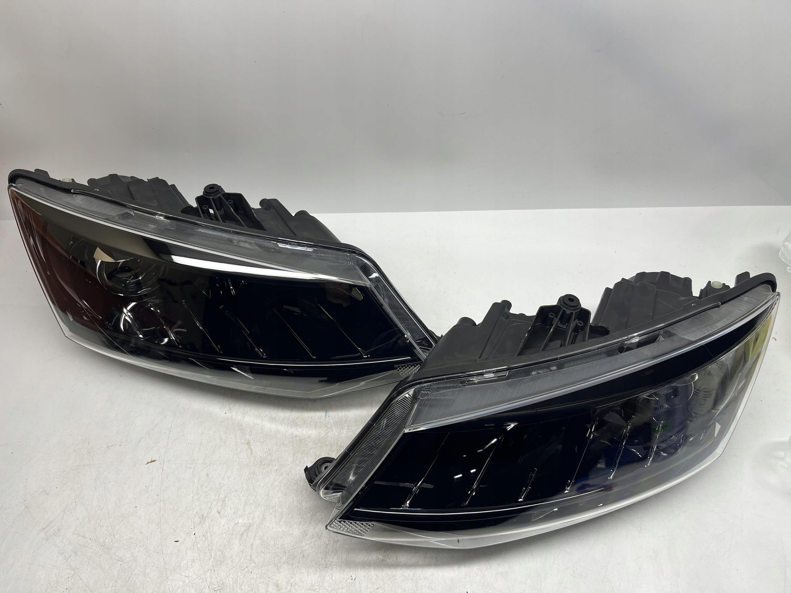 Skoda Fabia Reflektory Lampy Przód Lewa Prawa Komplet 6V1941015B 6V1941016B