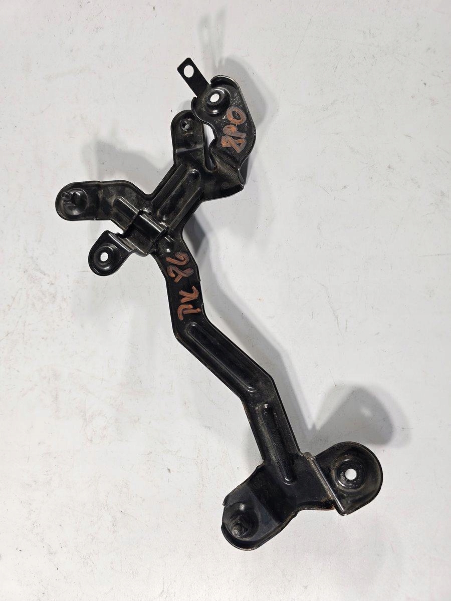 AUDI RSQ3 8U WSPORNIK MOCOWANIE FILTRA POWIETRZA 8P0129671