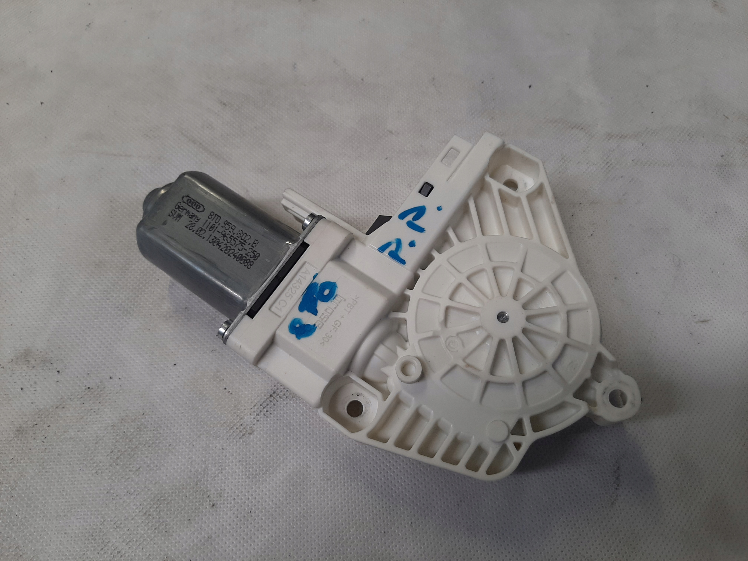AUDI A5 8T SILNICZEK PODNOSZENIA PODNOŚNIKA SZYBY PRAWY PRZÓD 8T0959802B
