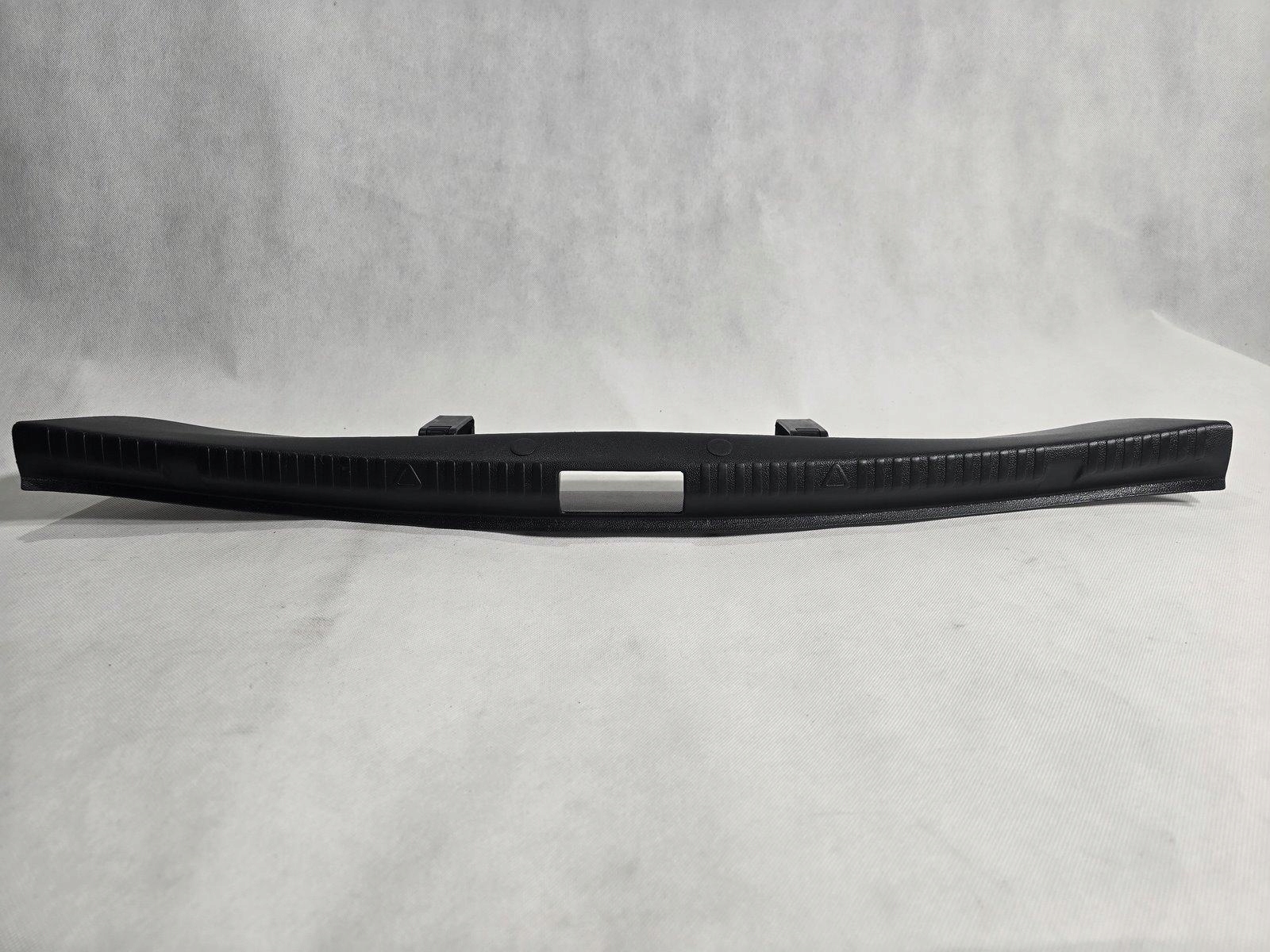 SKODA RAPID 5J SEAT TOLEDO IV OSŁONA PASA TYLNEGO TYŁ MASKOWNICA 5JA863459B