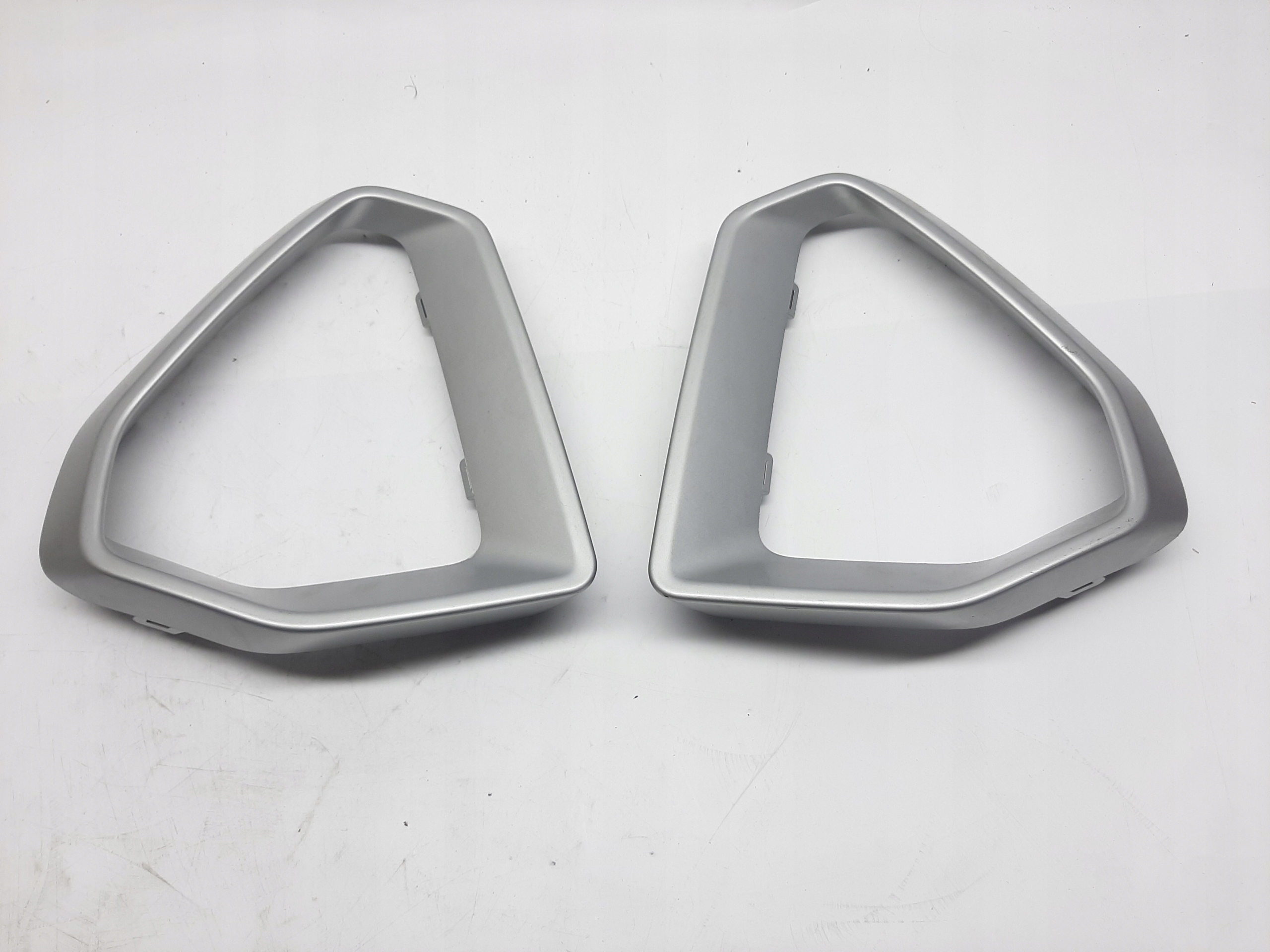 AUDI Q3 83A LISTWA KRATKA ZDERZAKA LEWY PRAWY PRZÓD 83A853053A 83A853054A