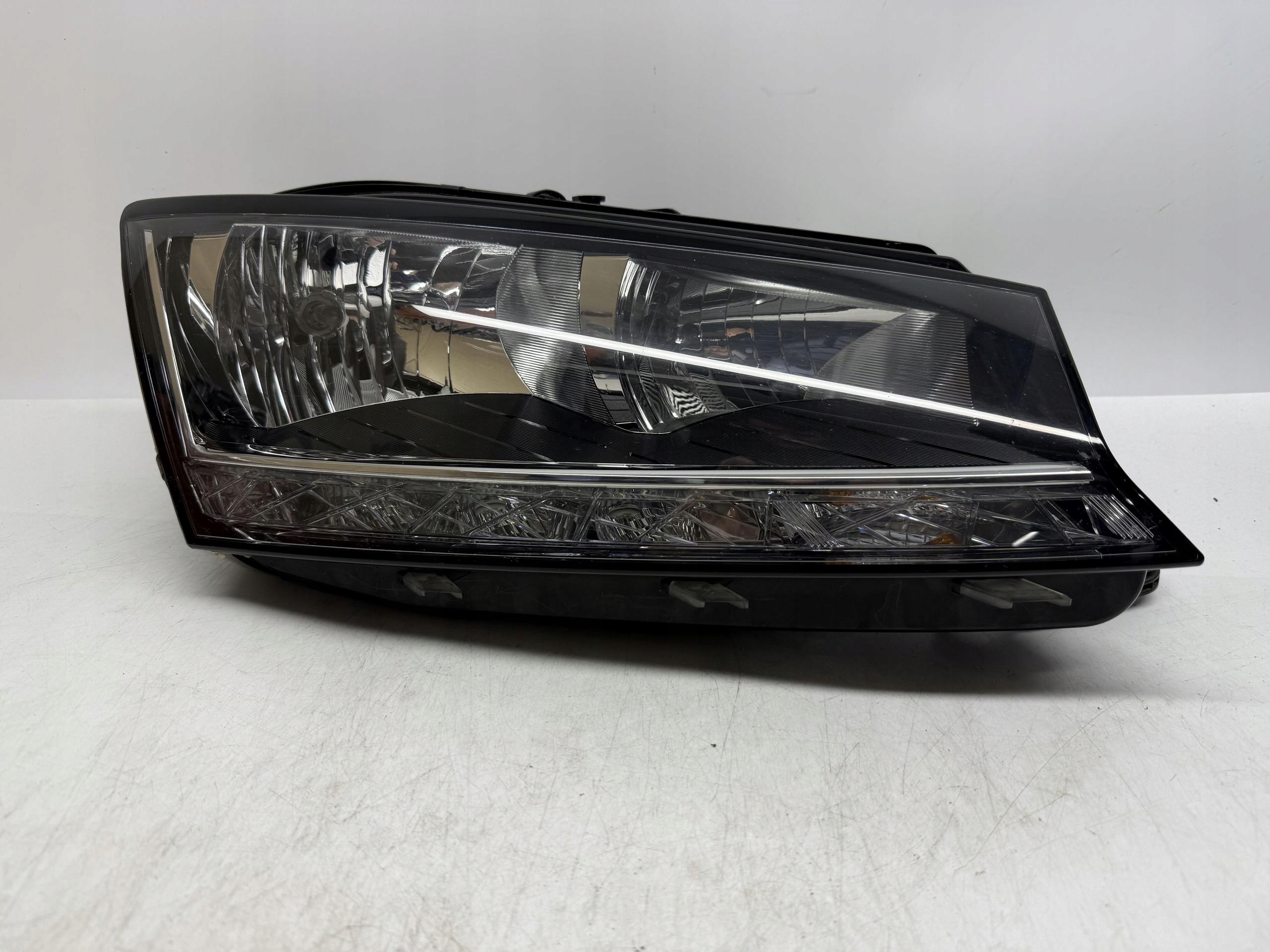 SKODA FABIA III REFLEKTOR LAMPA PRAWY PRZÓD PRZEDNIA 6V1941016D