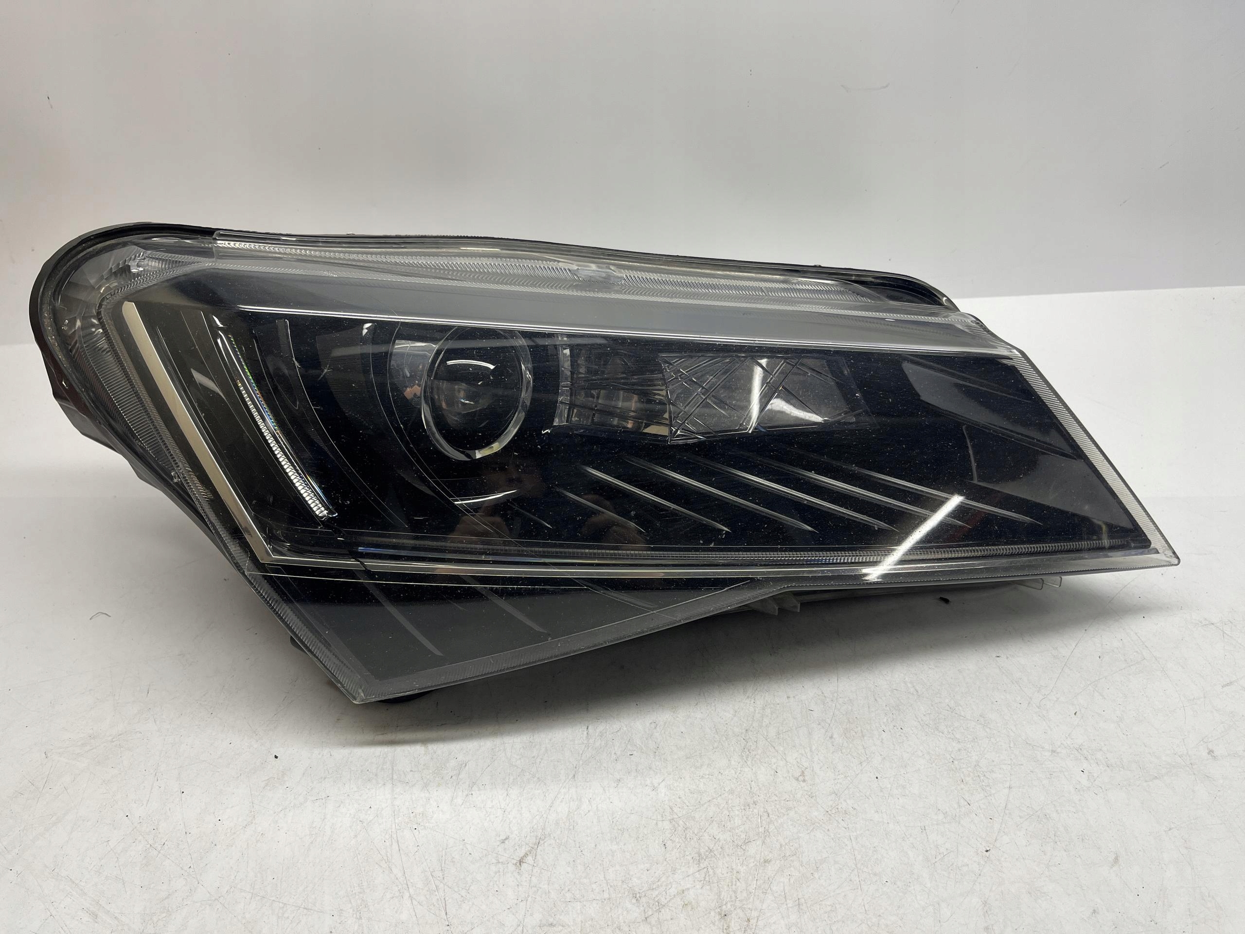 SKODA Superb Reflektor Lampa Przód PRAWY Xenon 3v1941016A