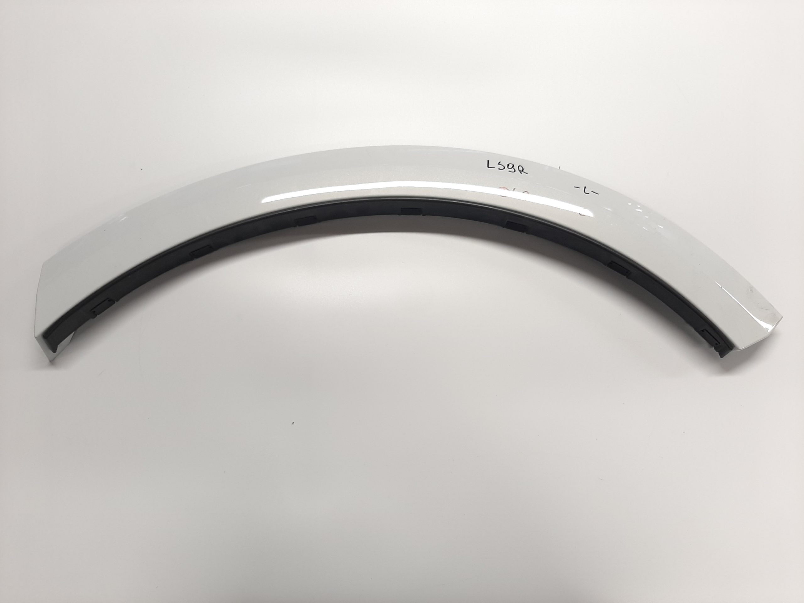 AUDI RSQ8 NAKŁADKA LISTWA BOCZNA BŁOTNIKA LEWY TYŁ LS9R 4M8853817C