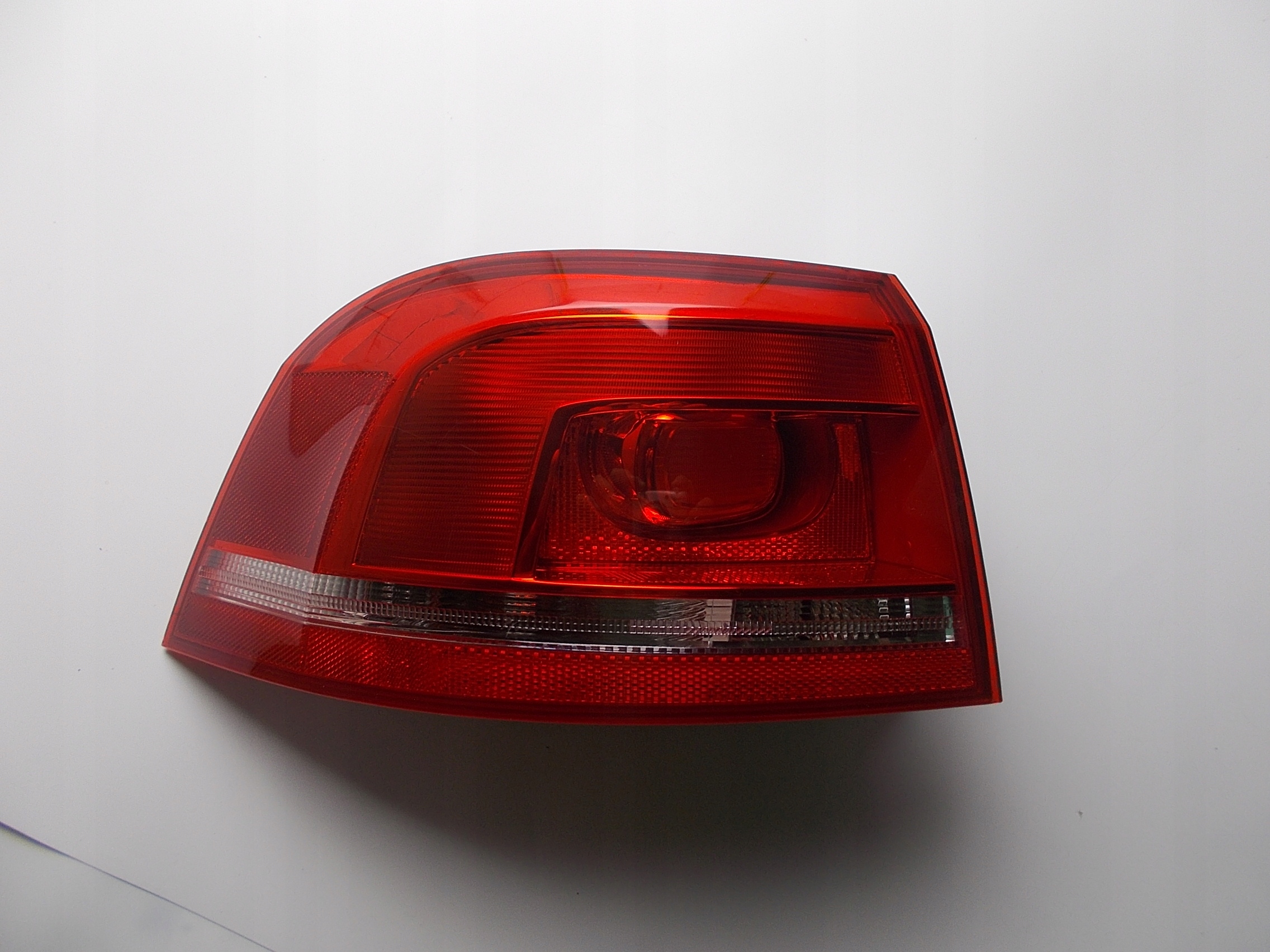 VW PASSAT B7 LAMPA TYLNA ZWYKŁA LEWA 3AF945095