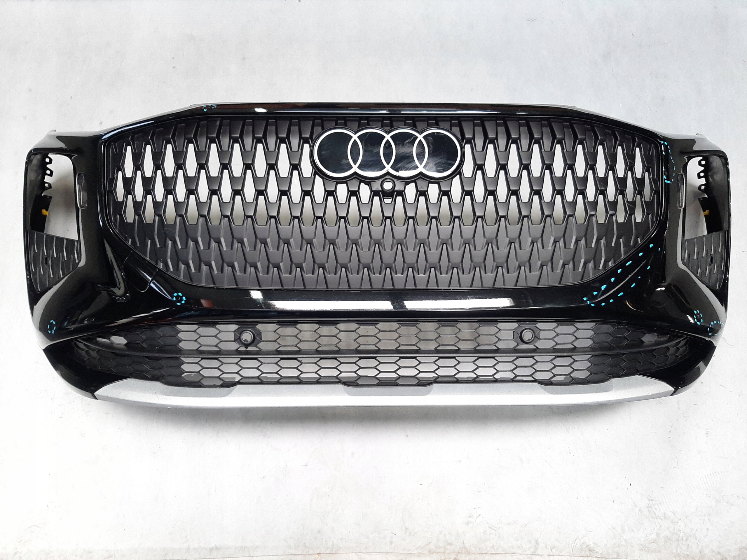 AUDI Q3 83H ZDERZAK PRZEDNI KOMPLETNY LY9T 83H807437