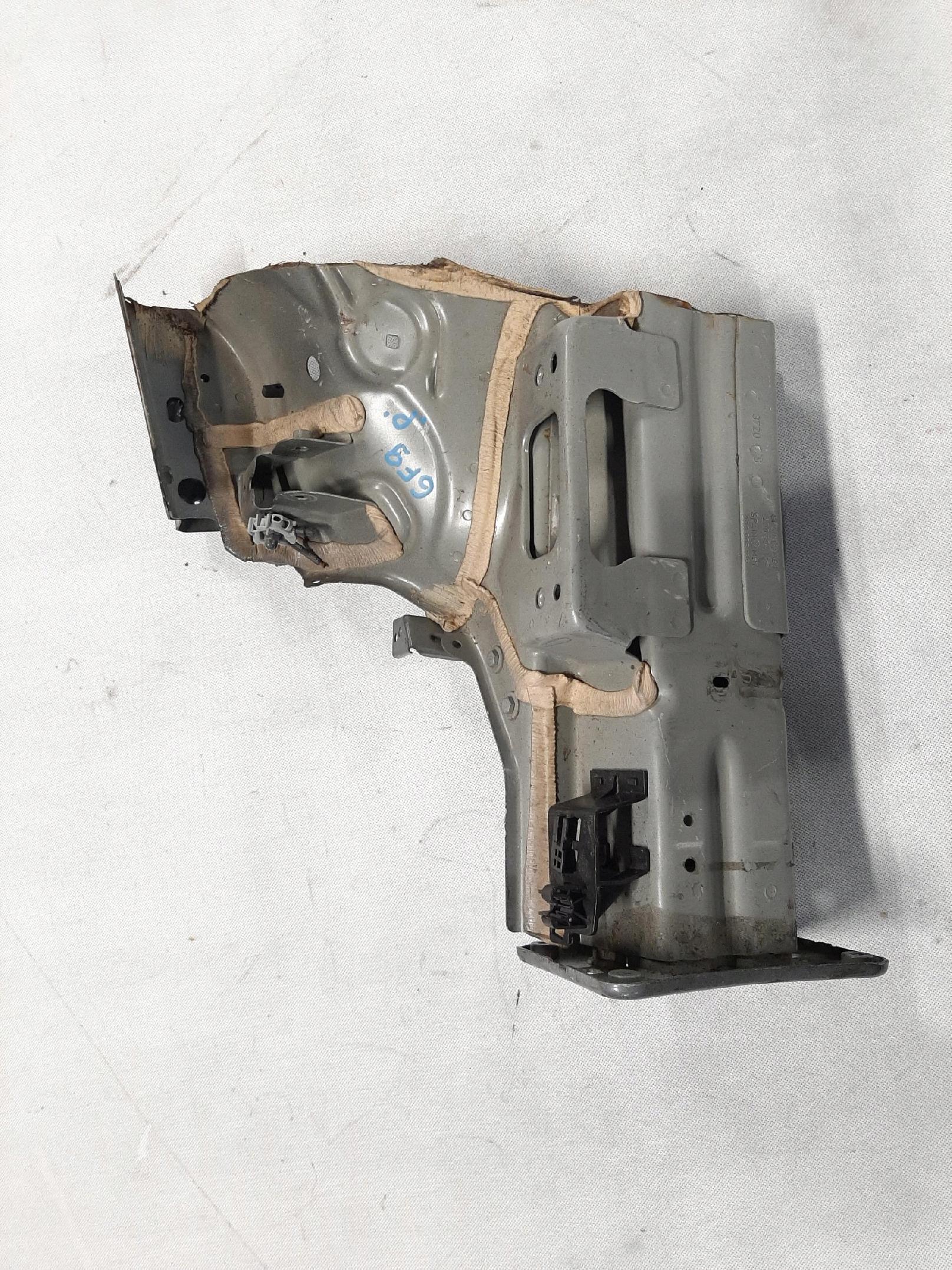 AUDI A1 NAROŻNIK KAROSERII PODŁUŻNICA PRAWA 2Q0804132