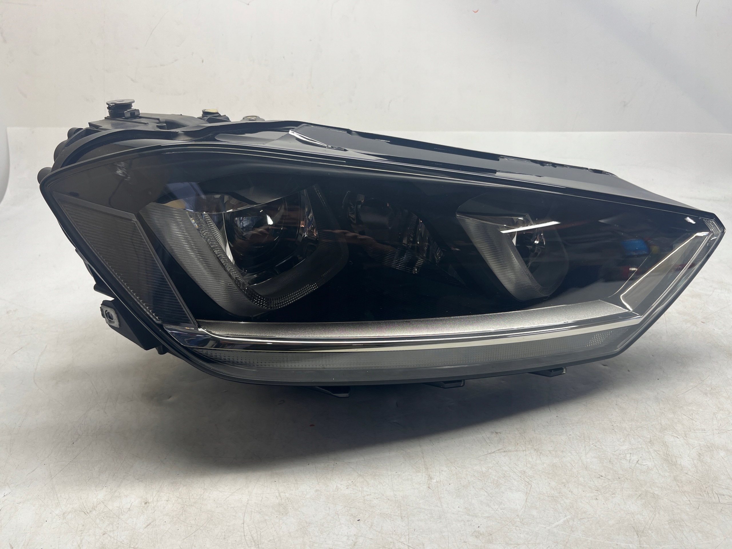 VW GOLF SPORTSVAN REFLEKTOR XENON LAMPA PRZÓD PRZEDNIA PRAWA 517941034B