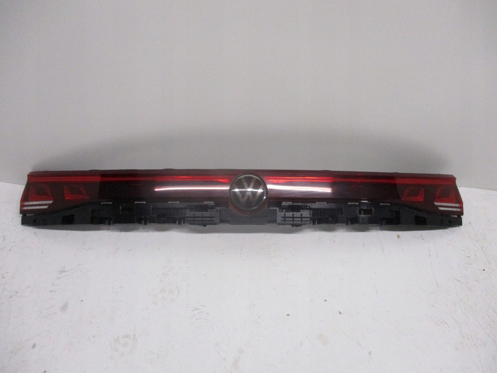 VW Touareg 2022- Lampa Blenda Środkowa Matrix 760945307E
