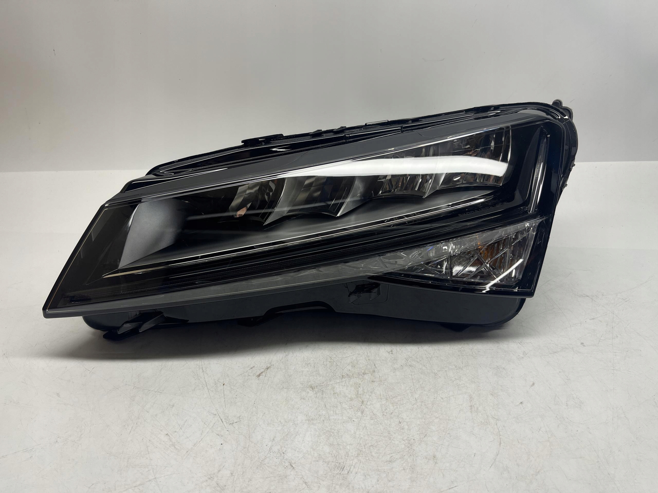 SKODA Superb Reflektor Lampa Przód Lewy LED 3V1941015C