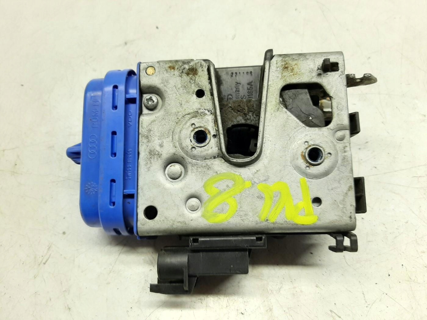 AUDI A8 D2 ZAMEK DRZWI LEWY TYŁ 4D0839015D